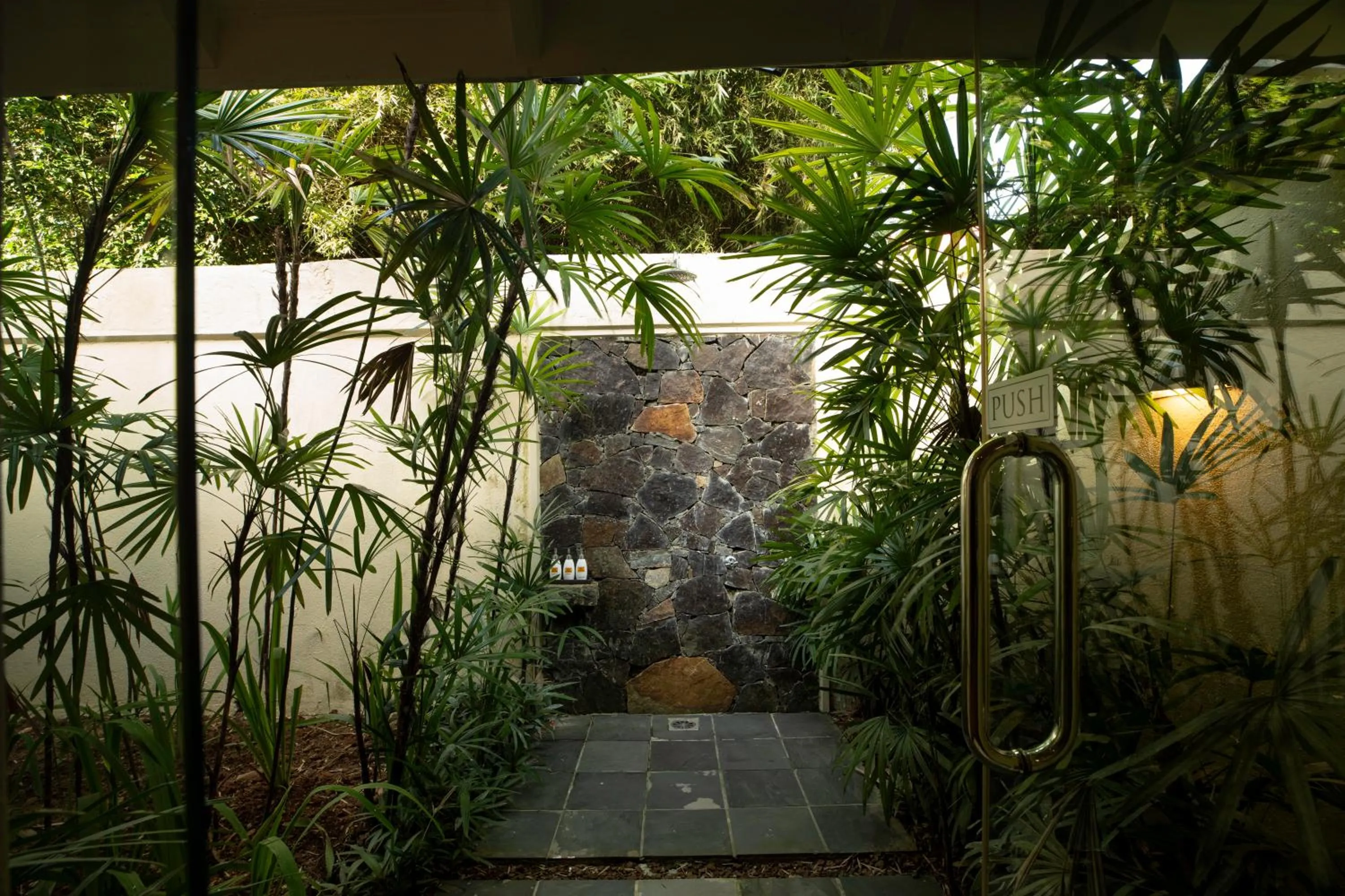 Shower in Kahanda Kanda