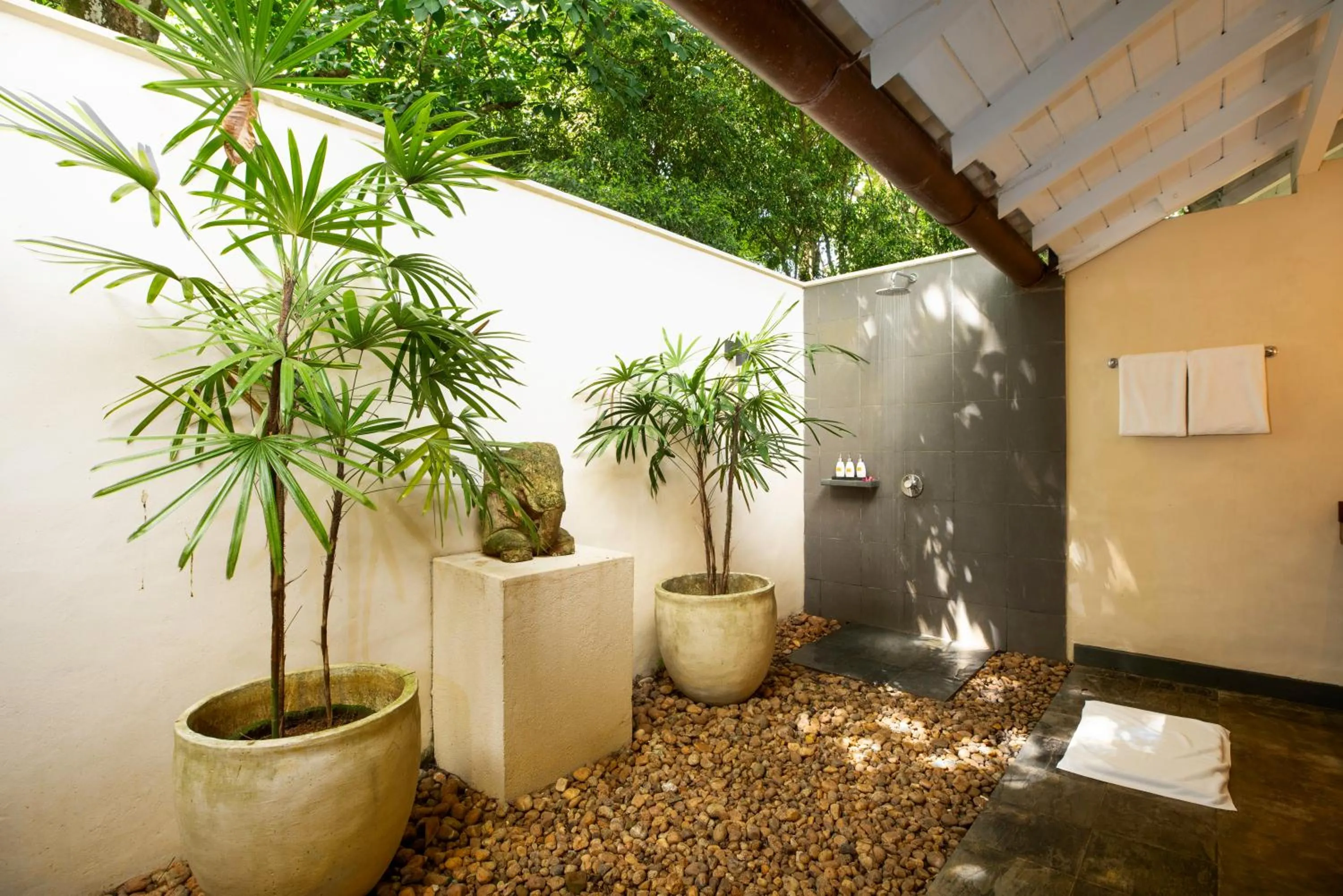 Shower in Kahanda Kanda