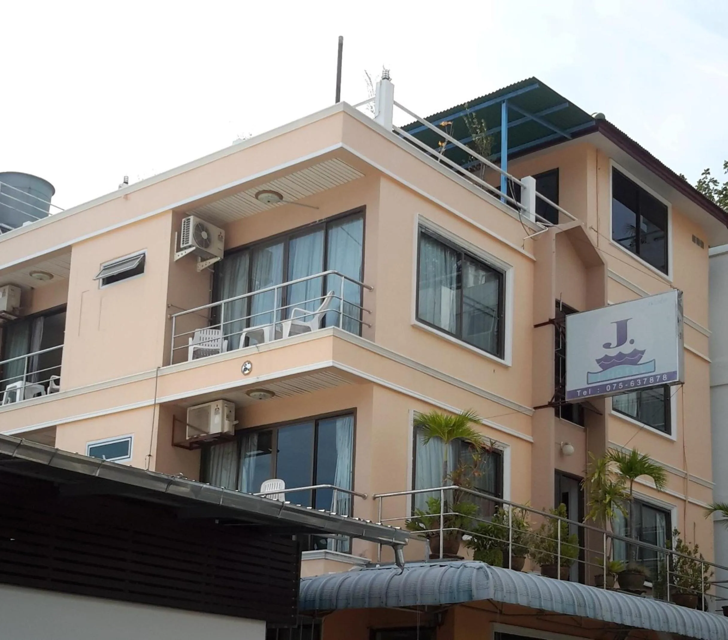 Property logo or sign in J Hotel