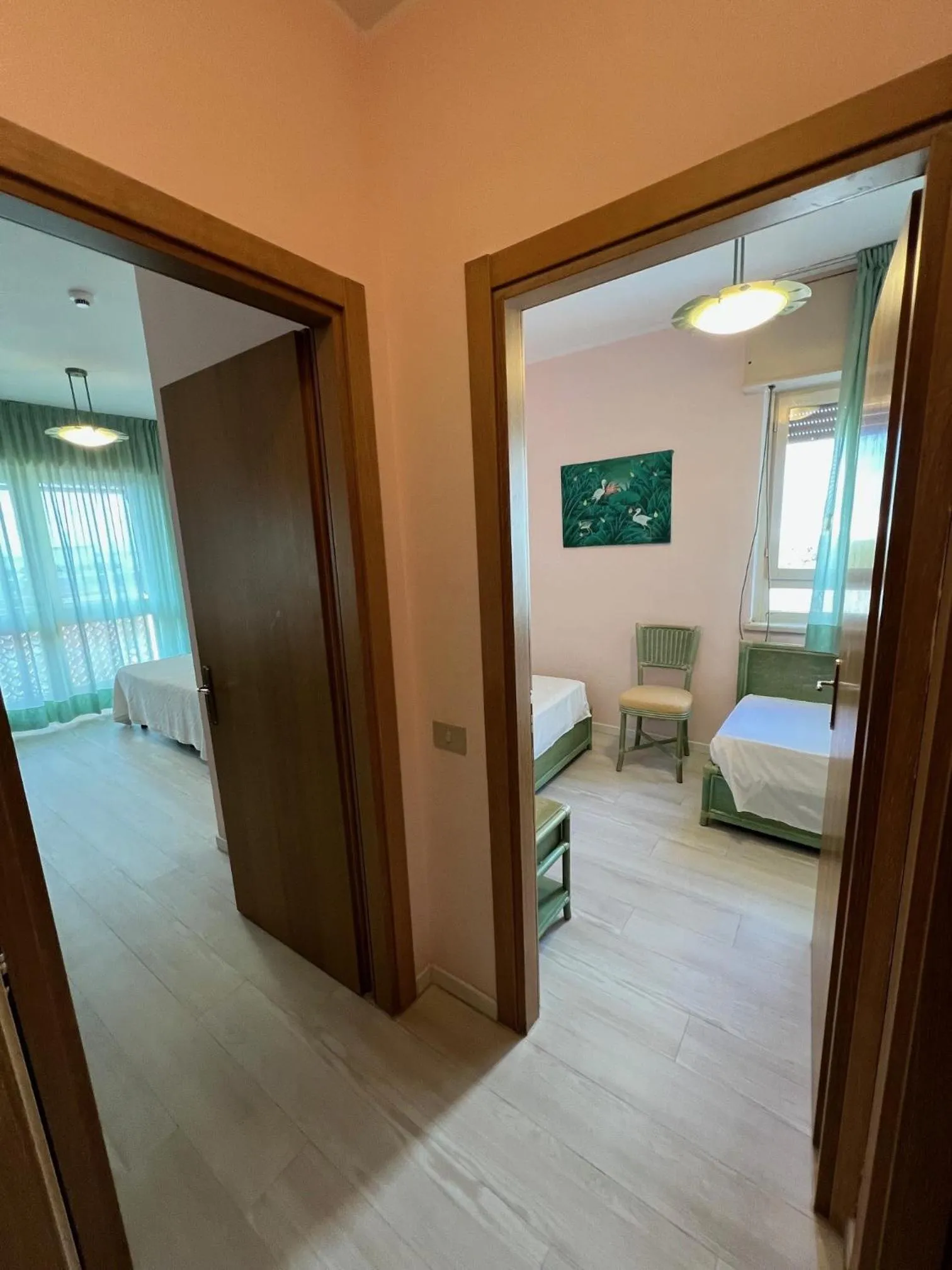 Photo of the whole room, Bed in Hotel American