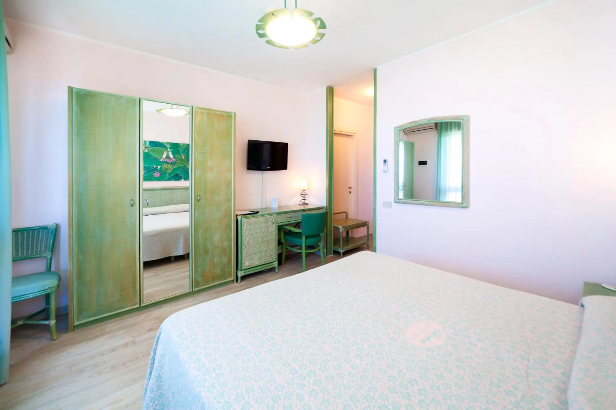 Photo of the whole room, Bed in Hotel American