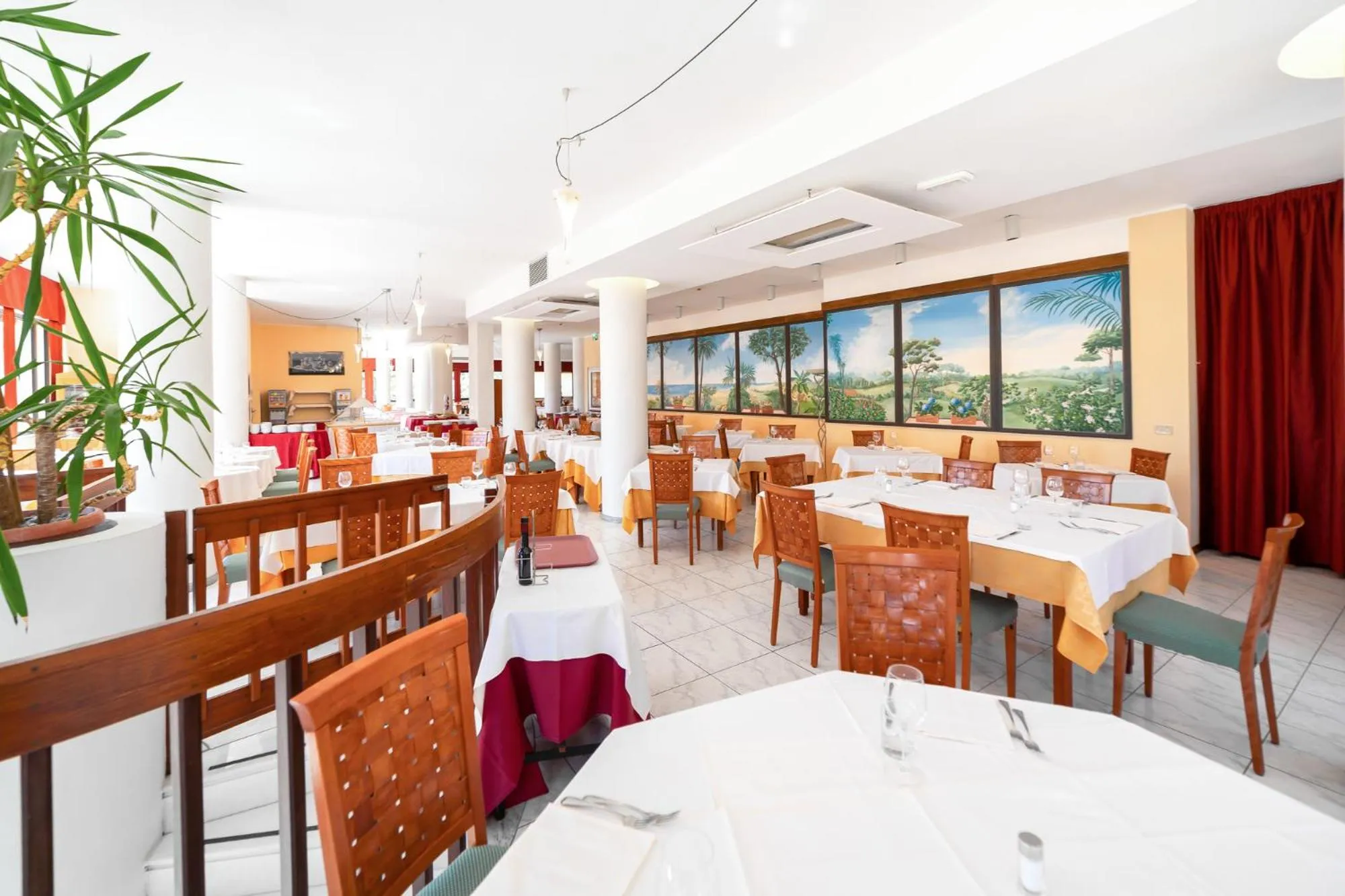 Restaurant/places to eat in Hotel American