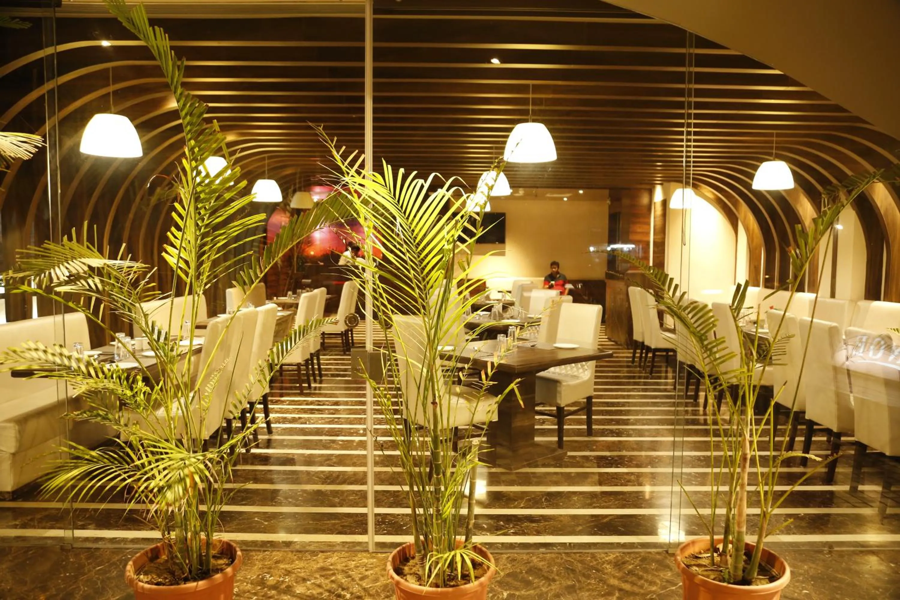 Restaurant/places to eat in Hotel Orange