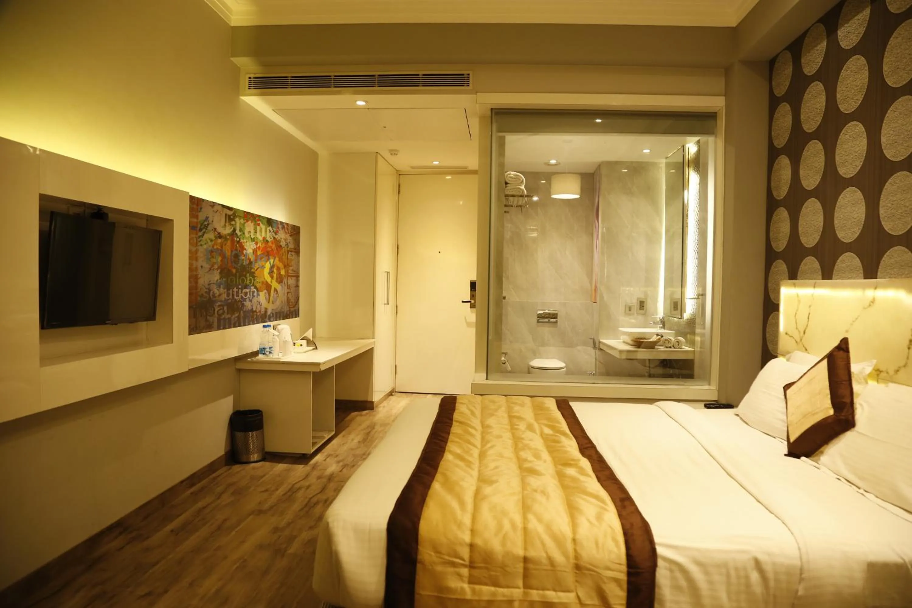 Bathroom, Bed in Hotel Orange