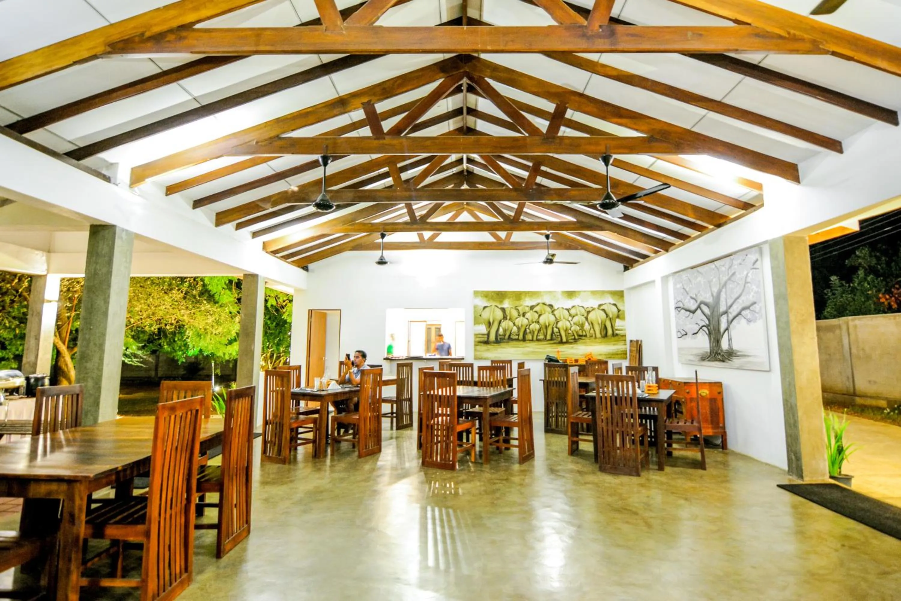 Restaurant/places to eat in Arana Yala