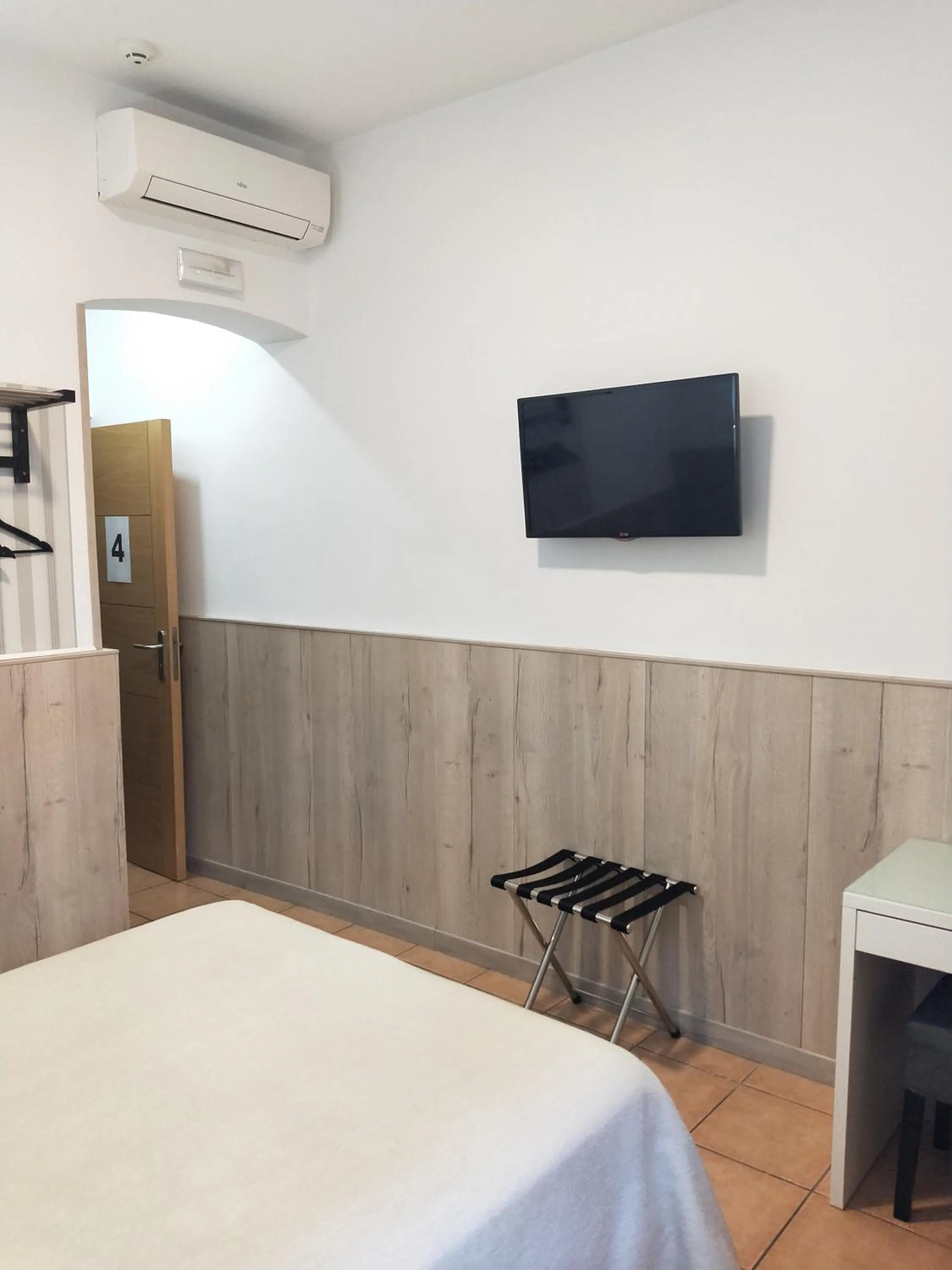 Bed in Hostal Maria Ronda