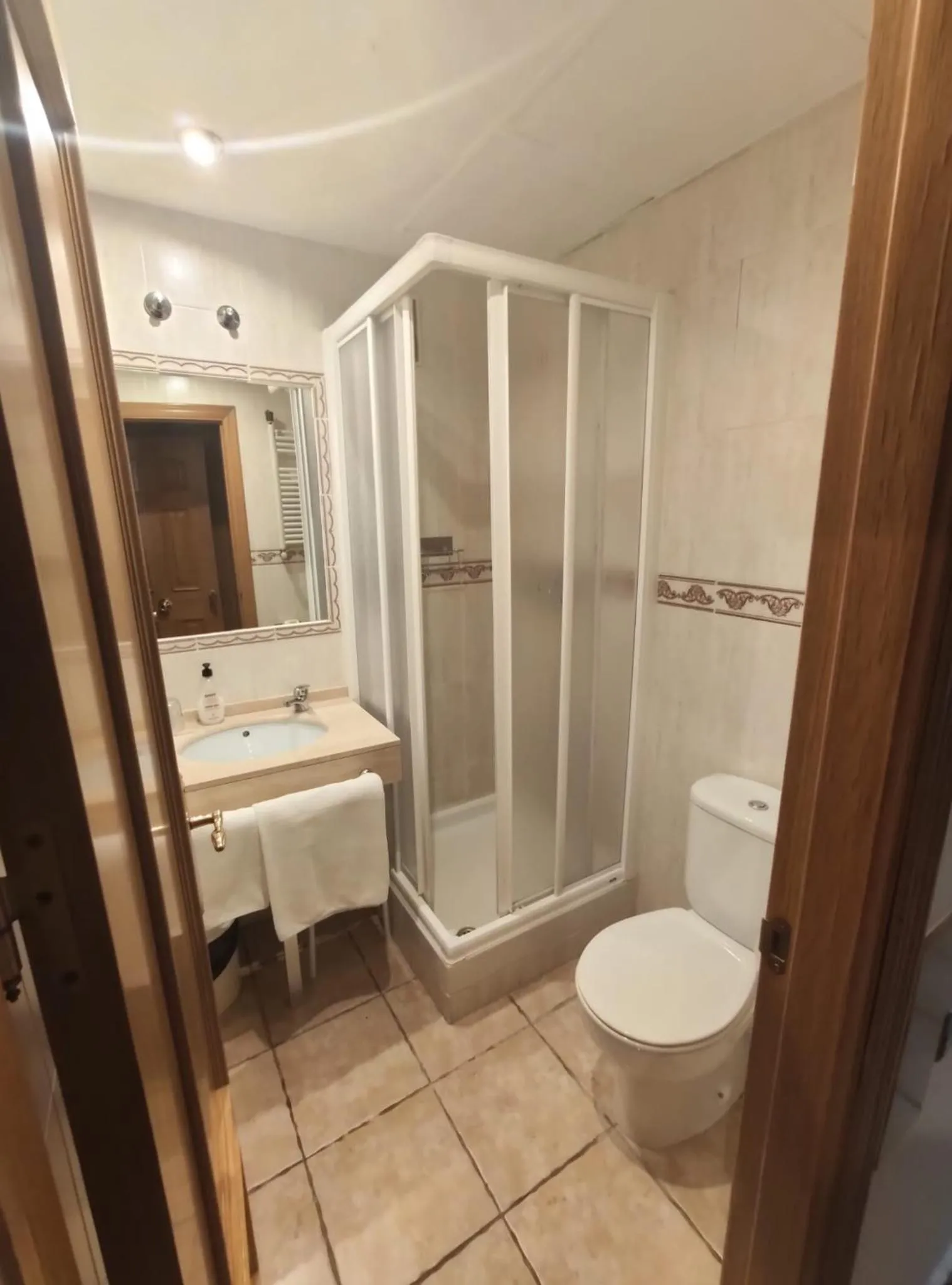 Shower in Hostal Maria Ronda