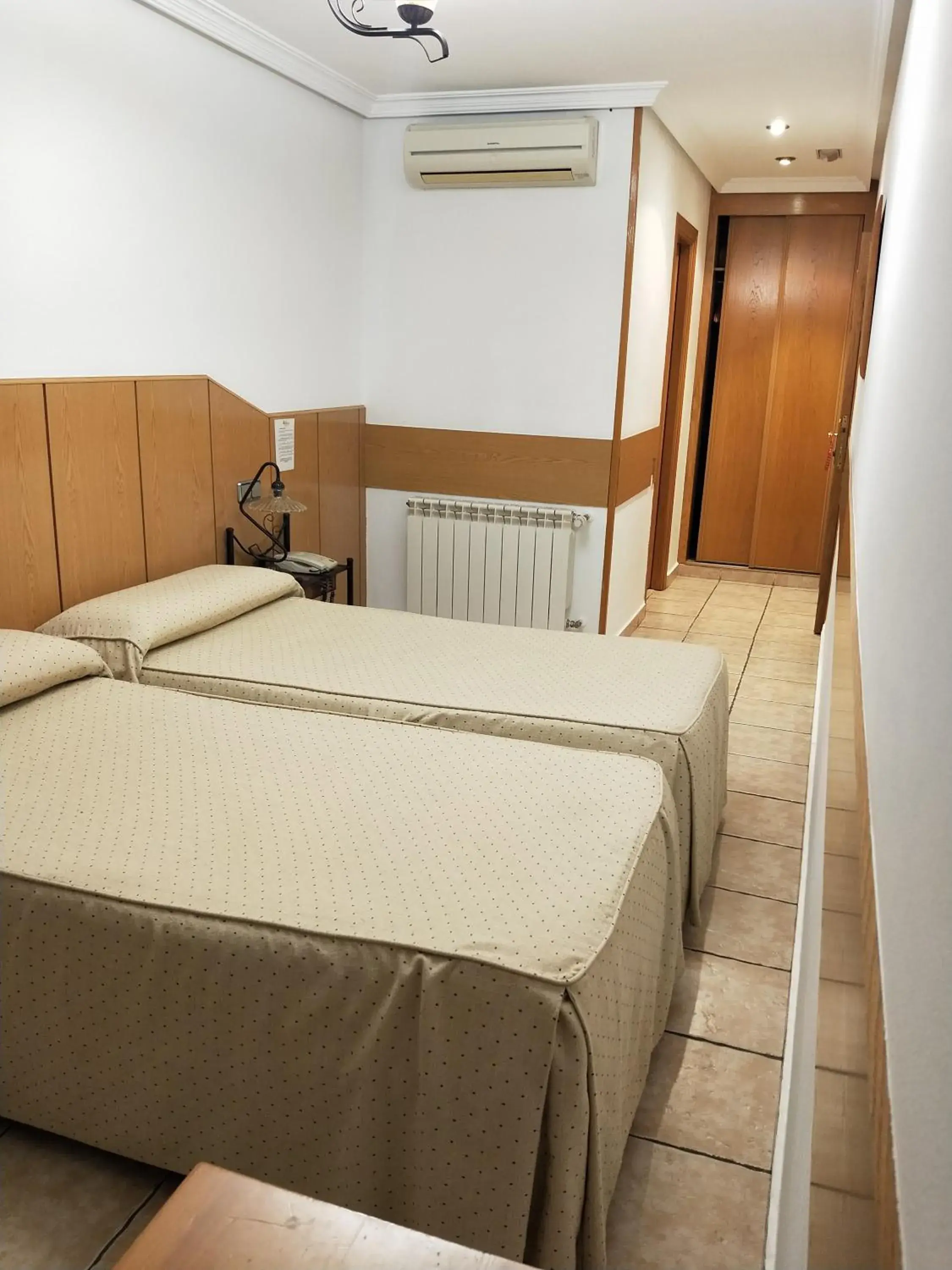 Standard Twin Room in Hostal Maria Ronda Standard Twin Room in Hostal Maria Ronda