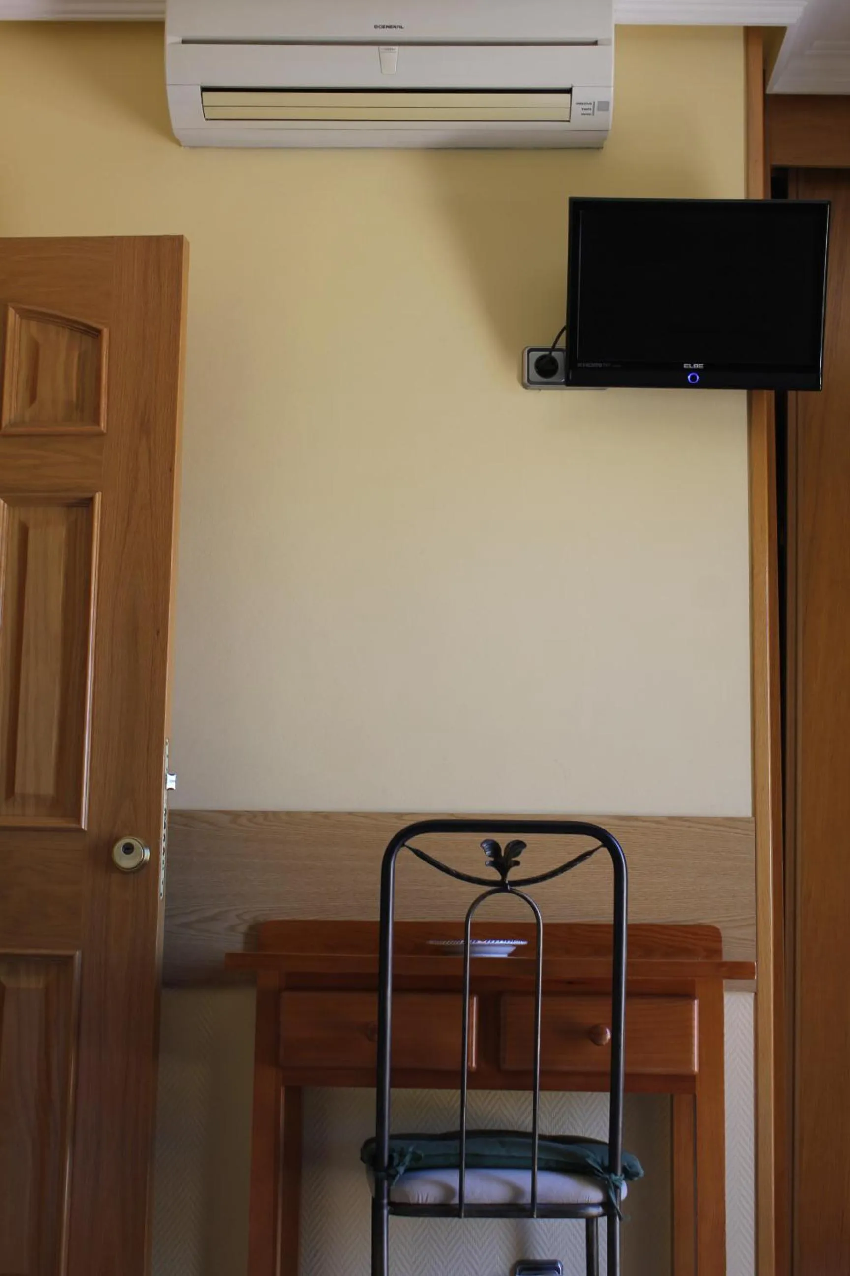 TV and multimedia in Hostal Maria Ronda