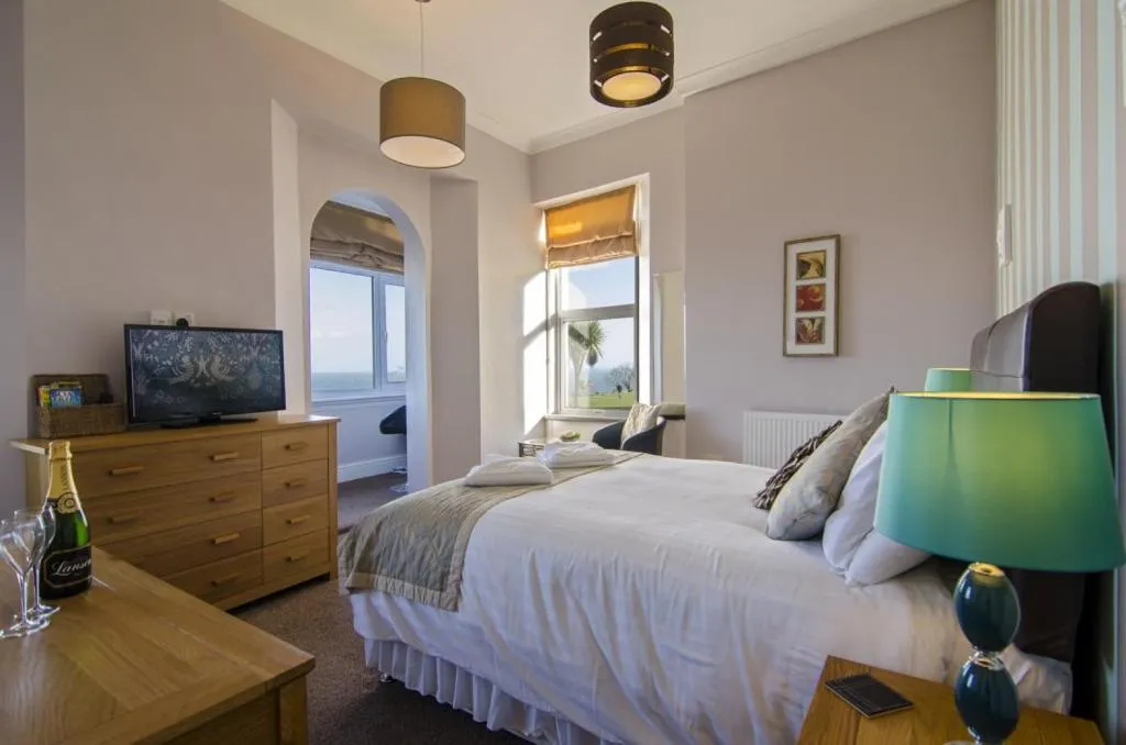 Bedroom, Bed in The Buccaneer Inn