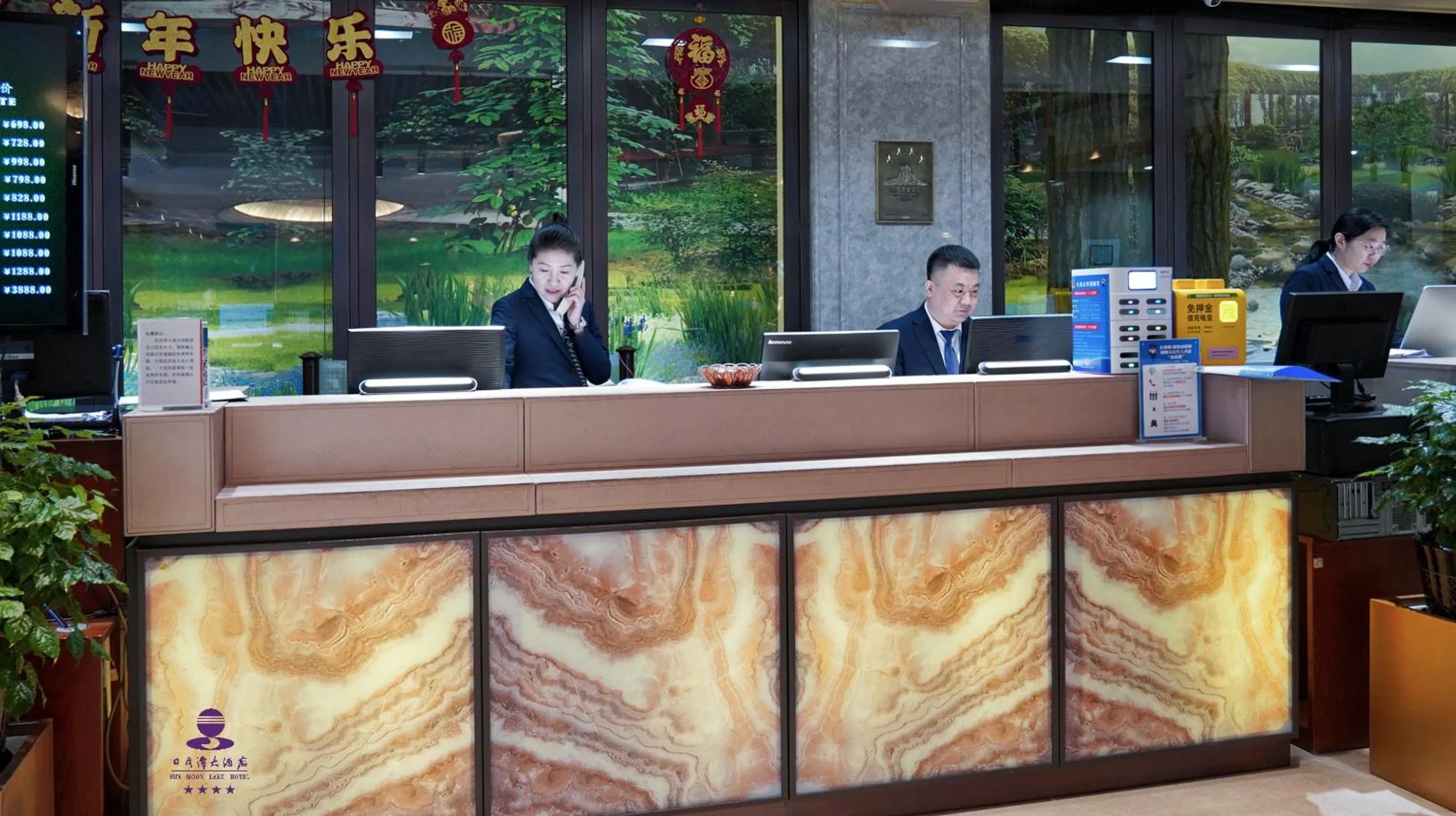 Lobby or reception in Sun Moon Lake Hotel Dalian大连火车站店