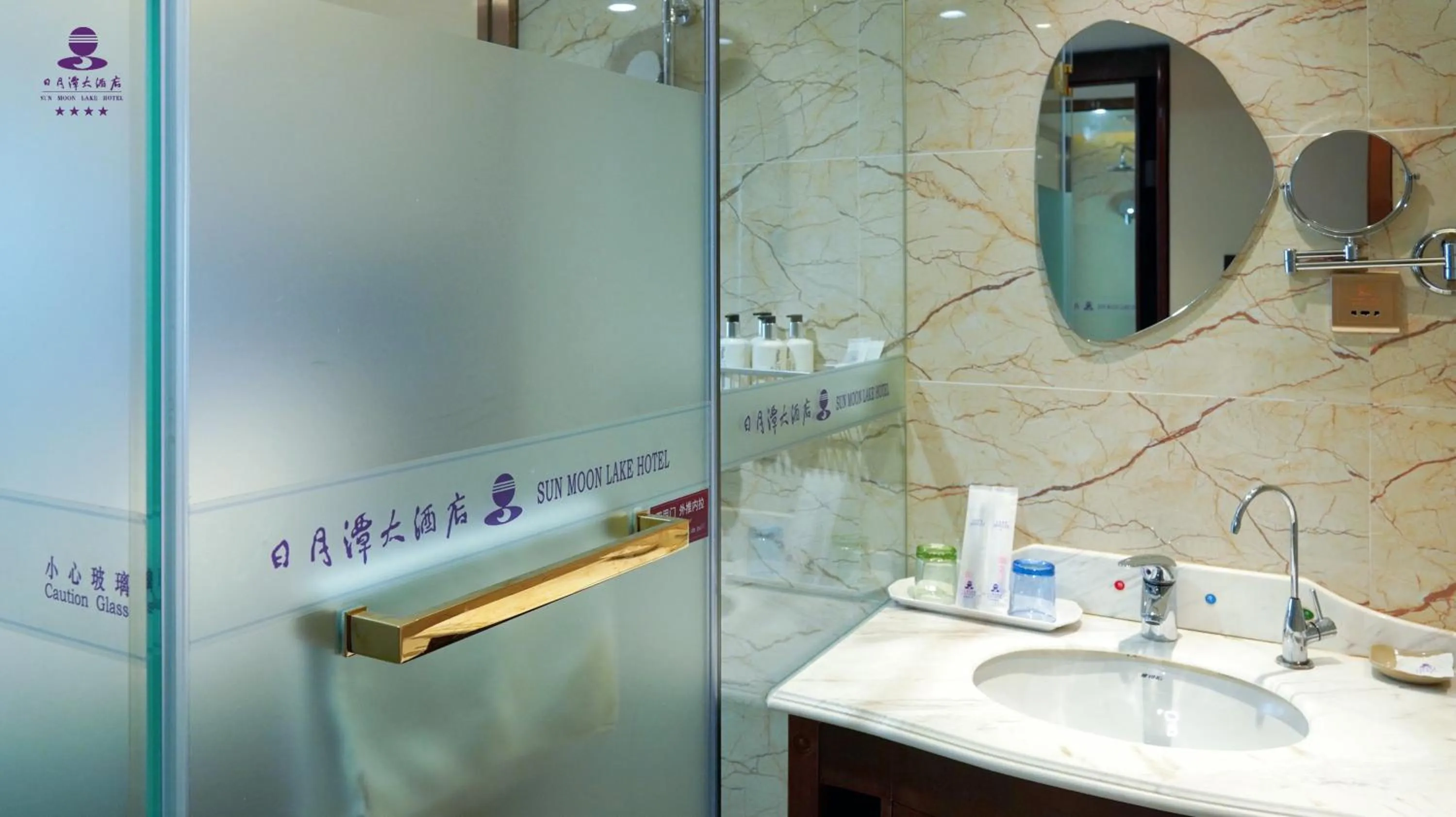 Bathroom in Sun Moon Lake Hotel Dalian大连火车站店