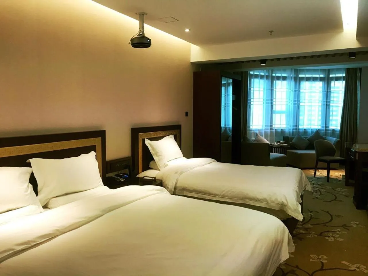 Photo of the whole room, Bed in Sun Moon Lake Hotel Dalian大连火车站店