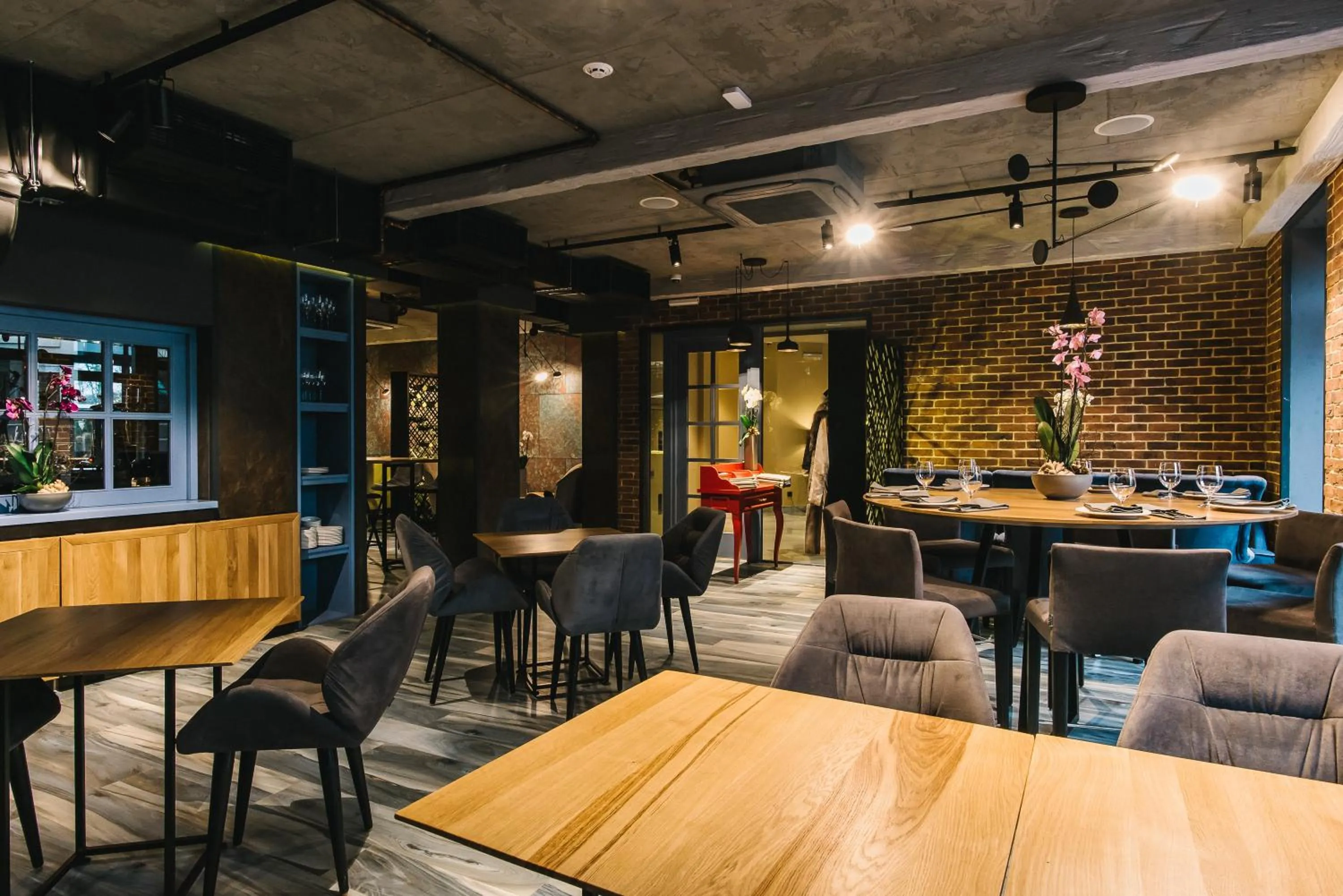 Restaurant/places to eat in Noble Boutique Hotel