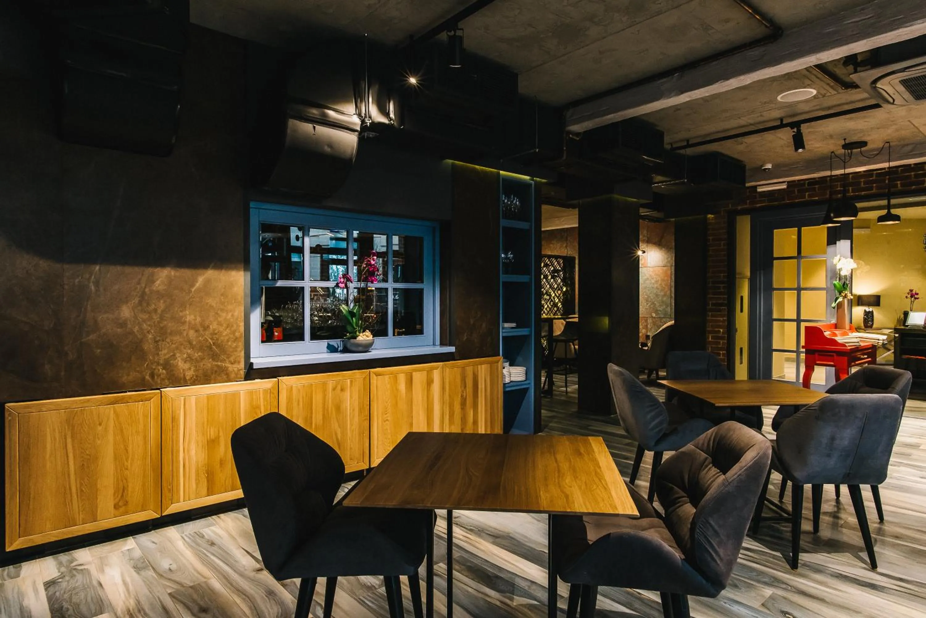 Restaurant/places to eat in Noble Boutique Hotel