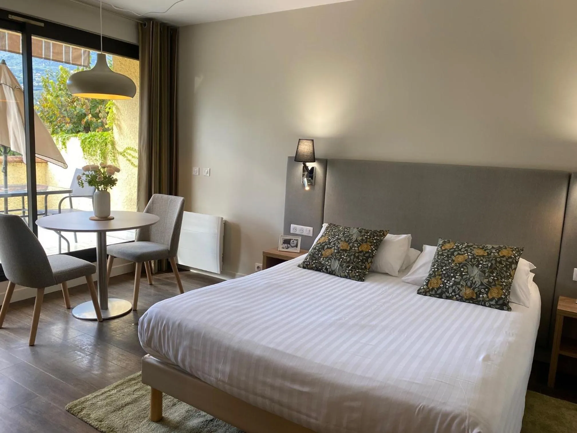 Photo of the whole room, Bed in Servotel Castagniers