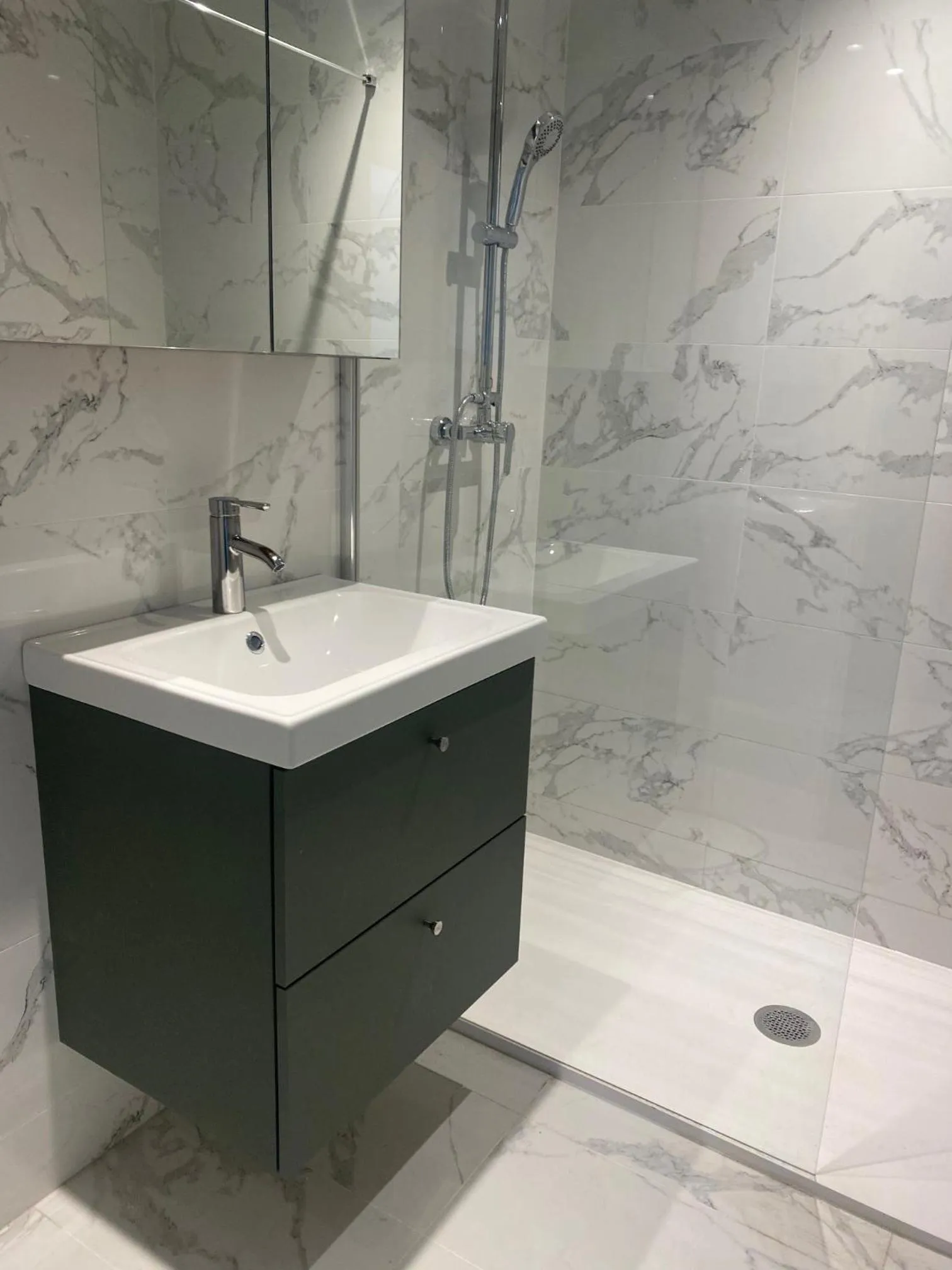 Shower in Servotel Castagniers