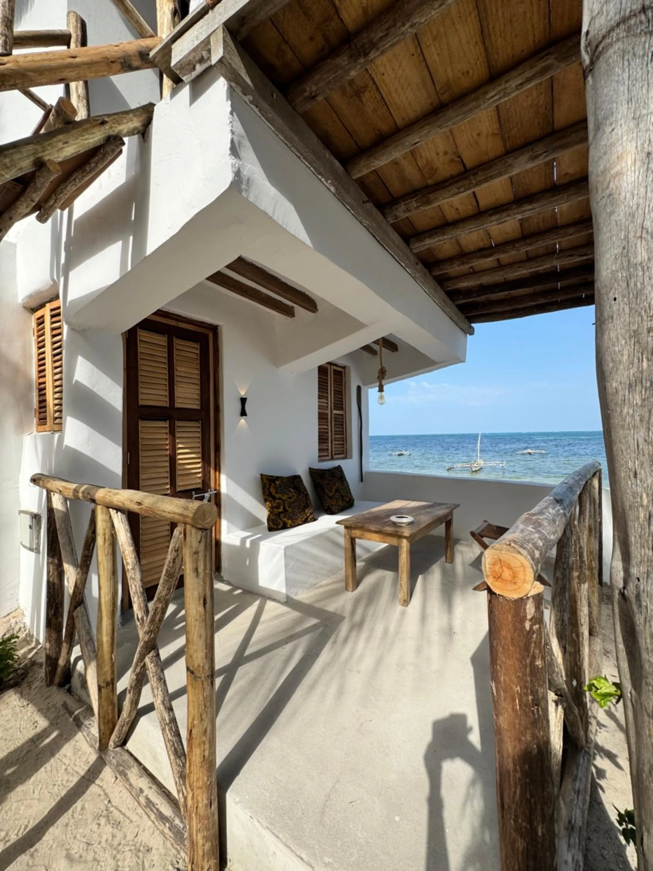 Day in Mango Beach House