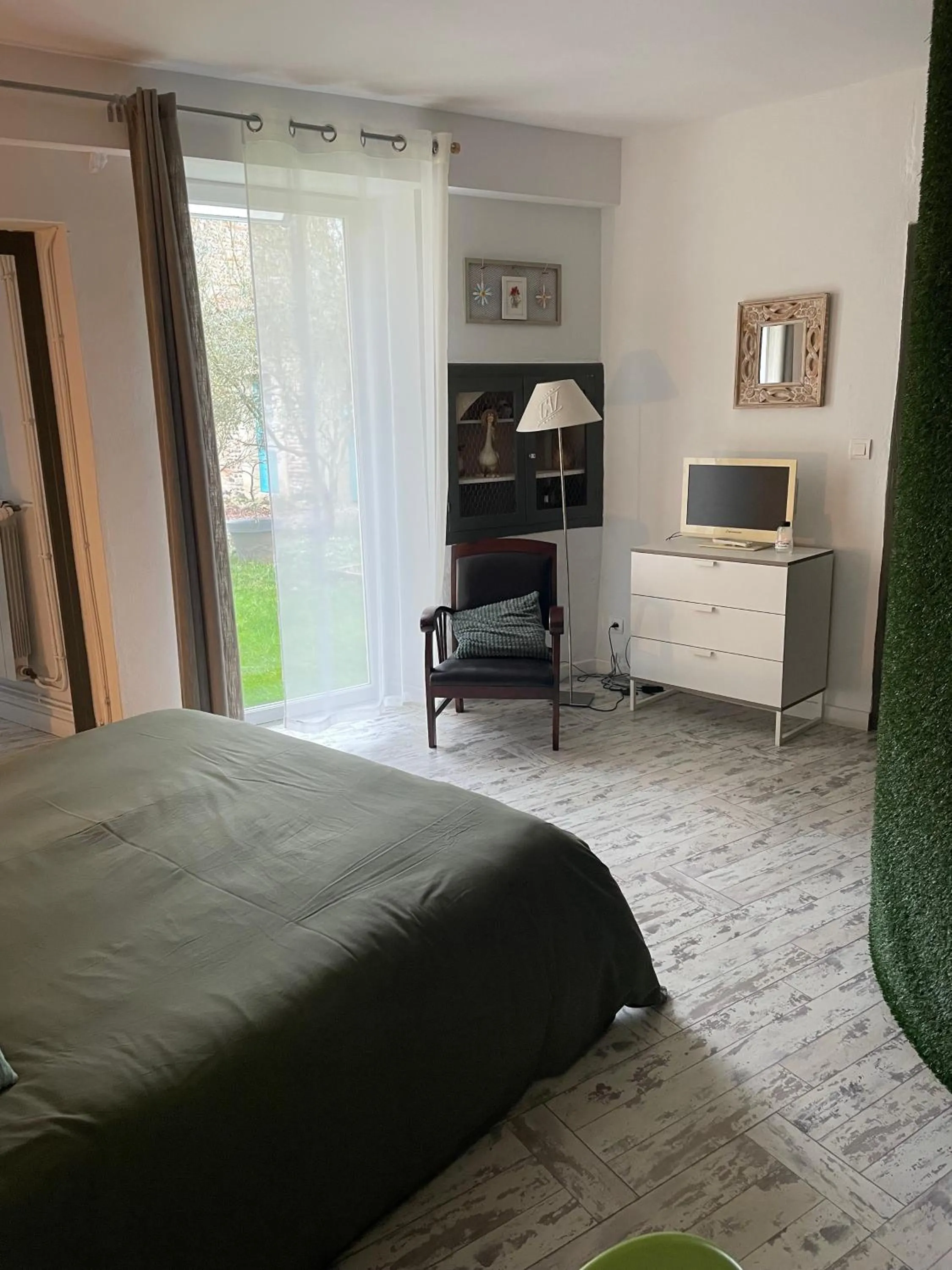 Bedroom, TV/Entertainment Center in Chambre d'Hôtes La Cour des Saligues