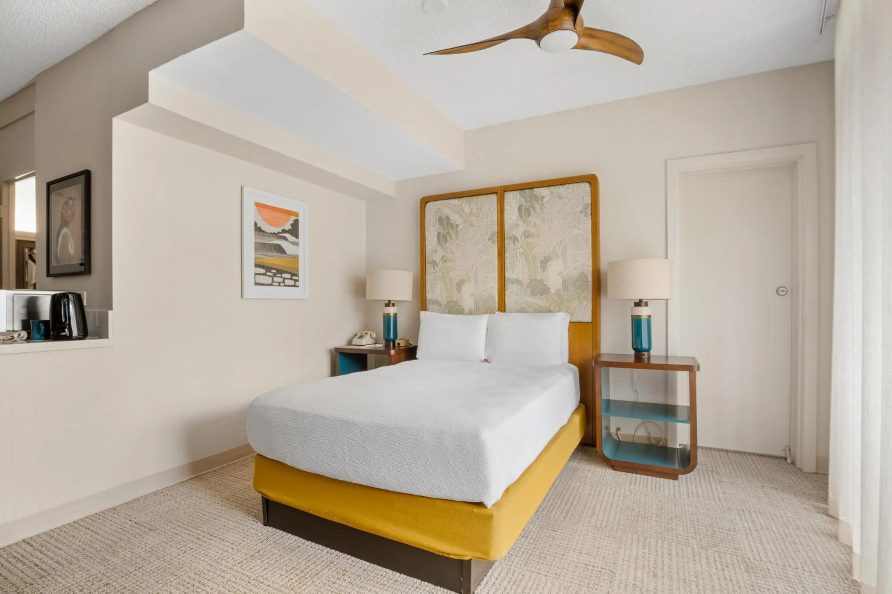 Bedroom, Bed in White Sands Hotel