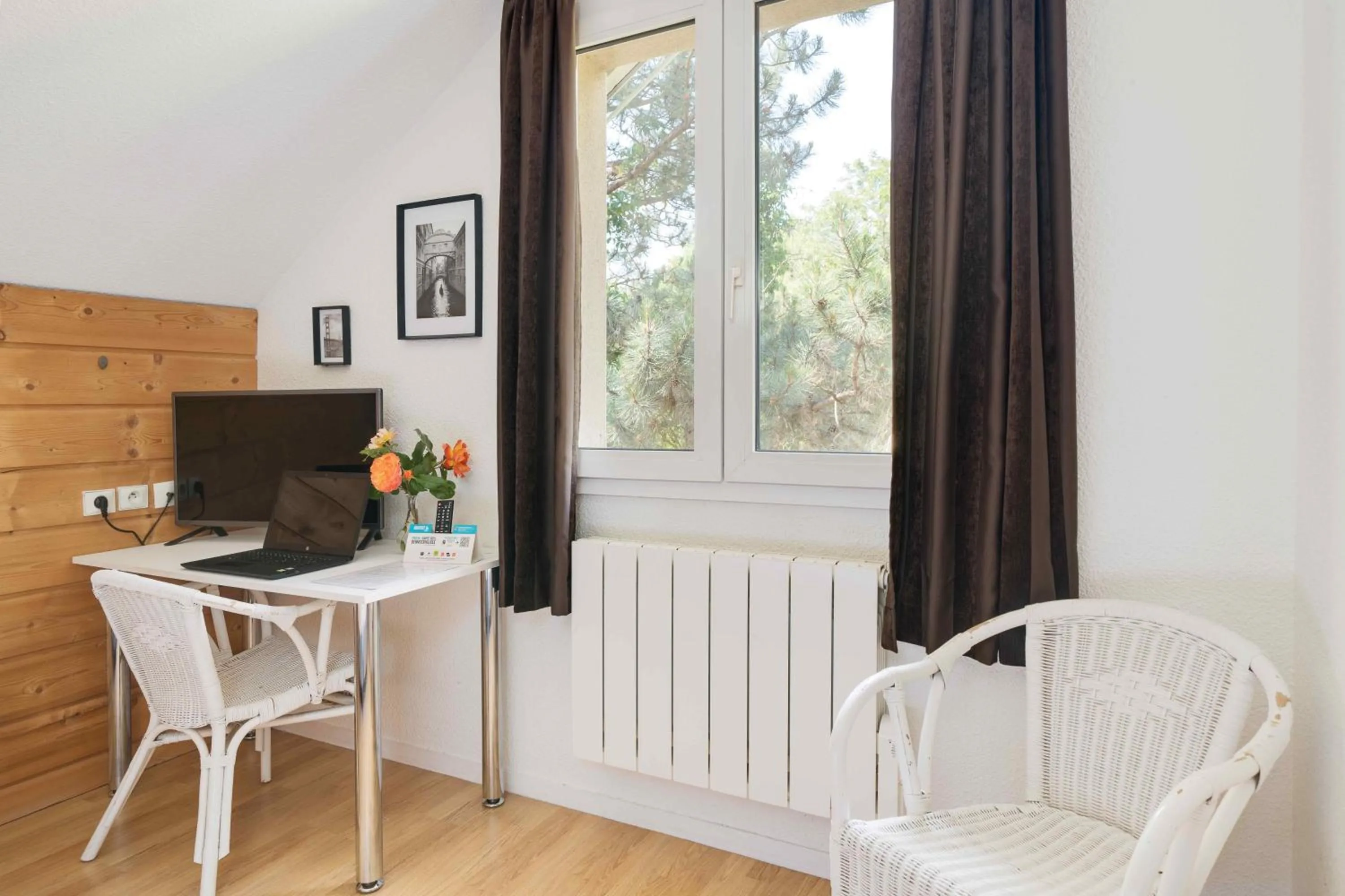 Garden view in Hôtel Acacia Nancy sud Lunéville