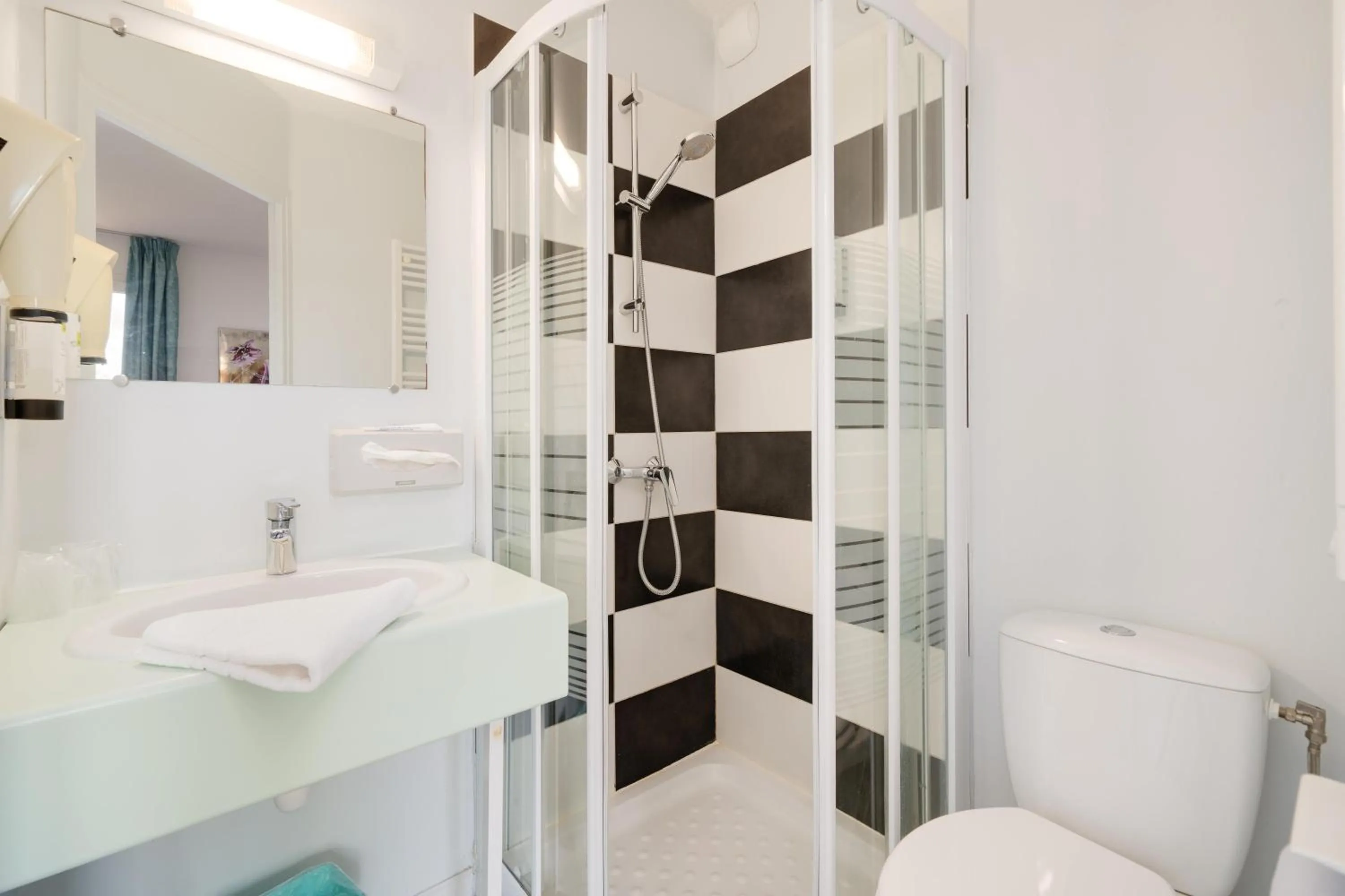 Shower in Hôtel Acacia Nancy sud Lunéville