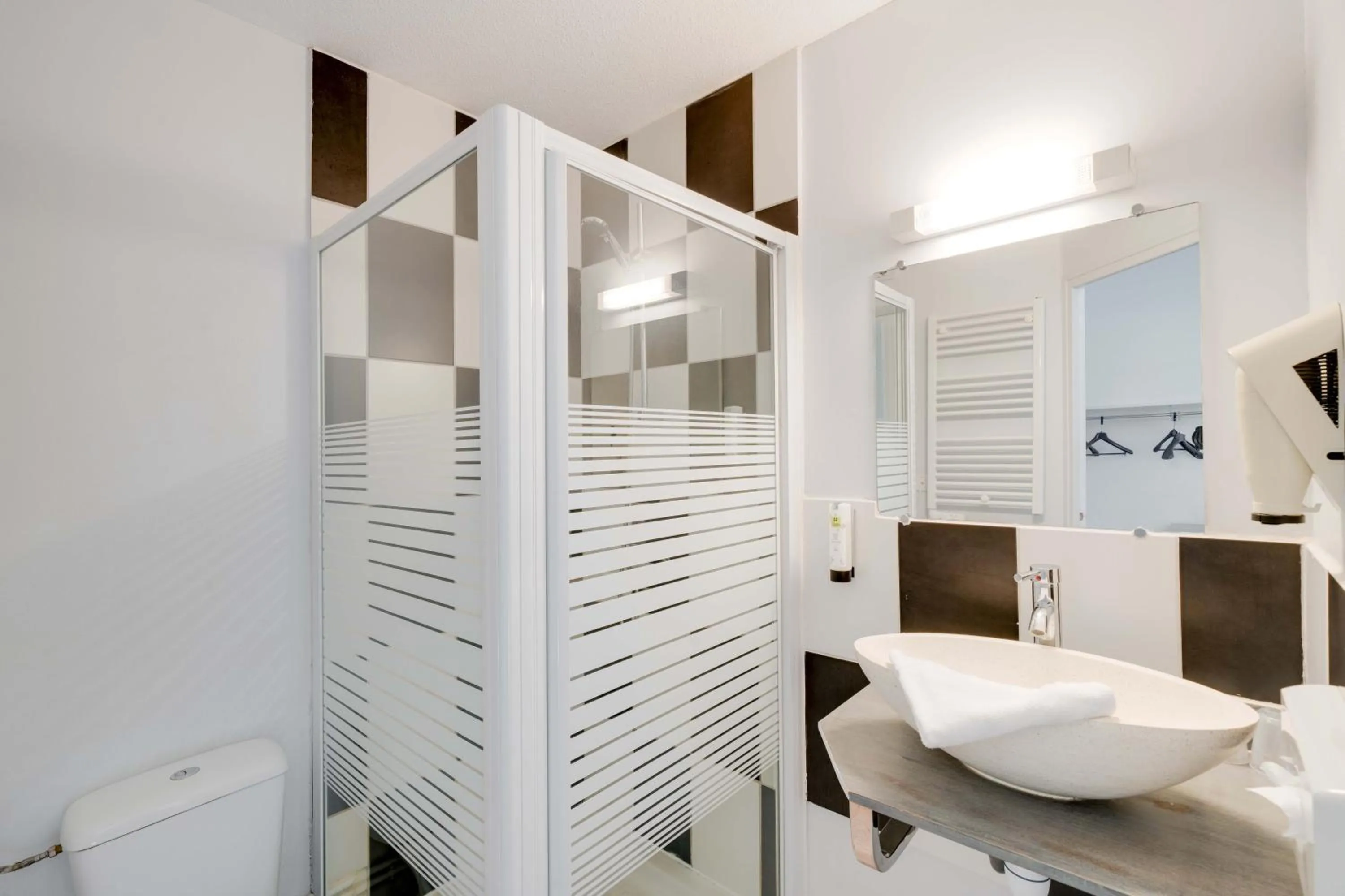 Shower in Hôtel Acacia Nancy sud Lunéville