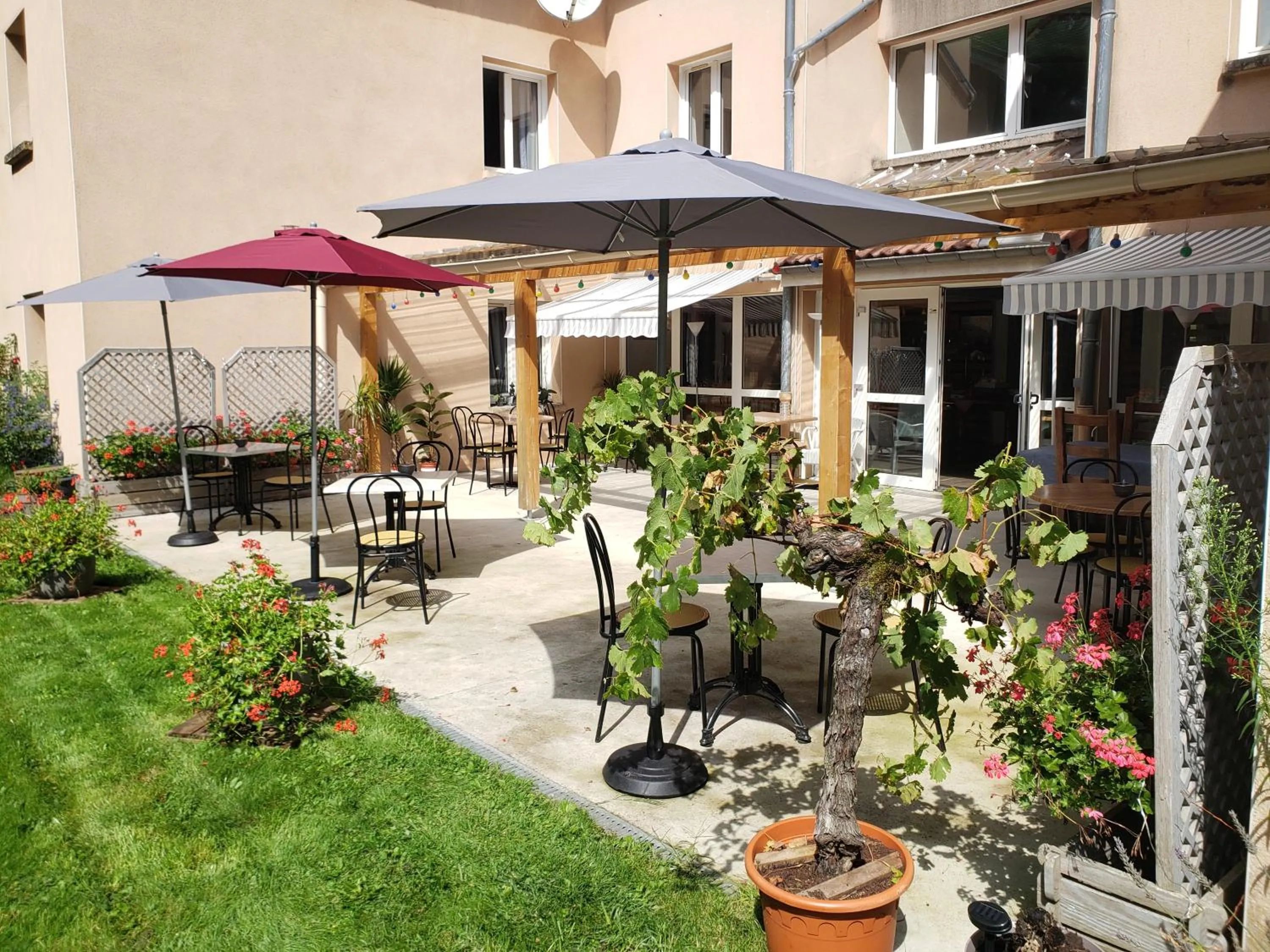 Patio in Hôtel Acacia Nancy sud Lunéville