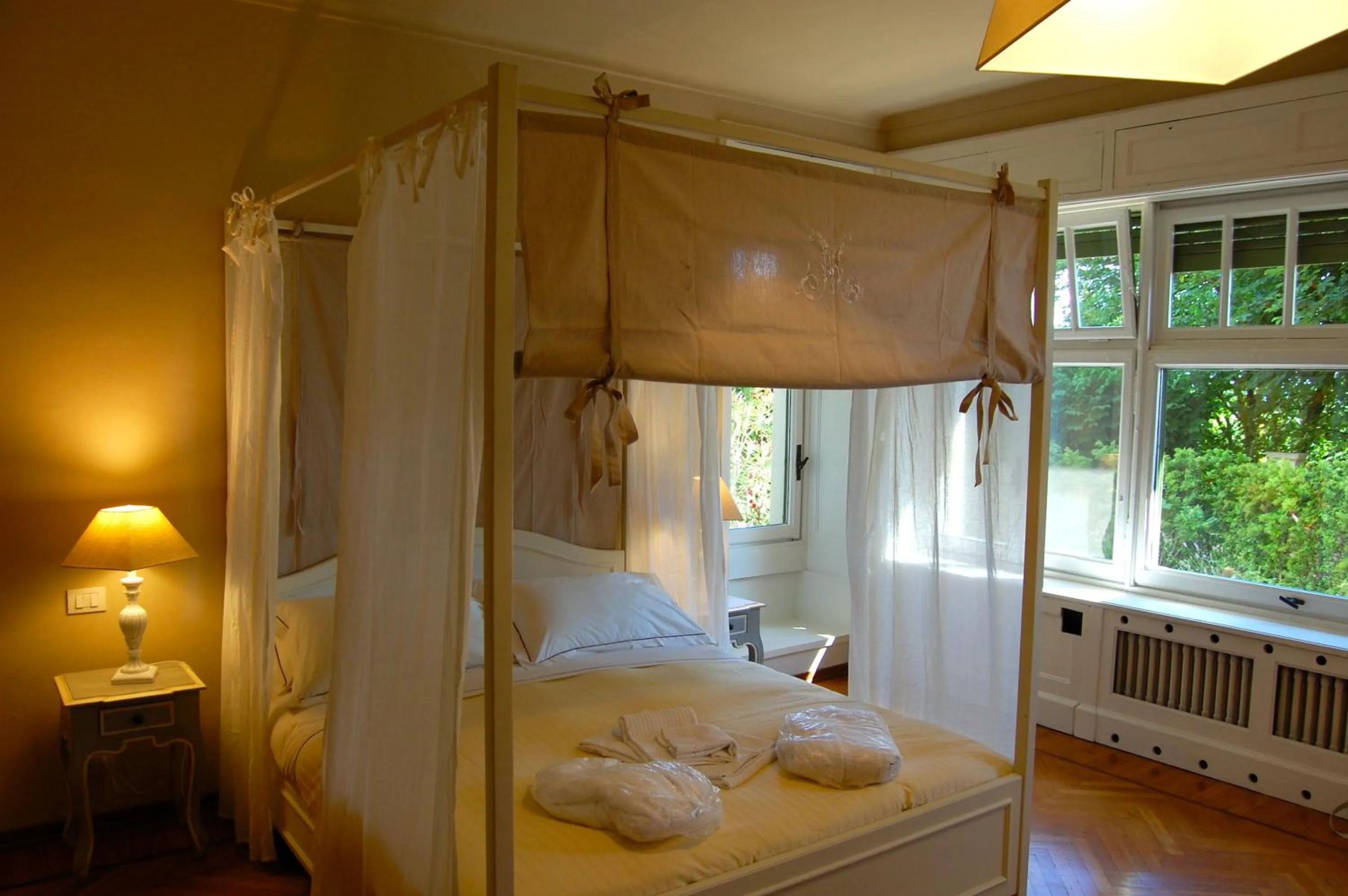 Bed in Le Serre Suites & Apartments