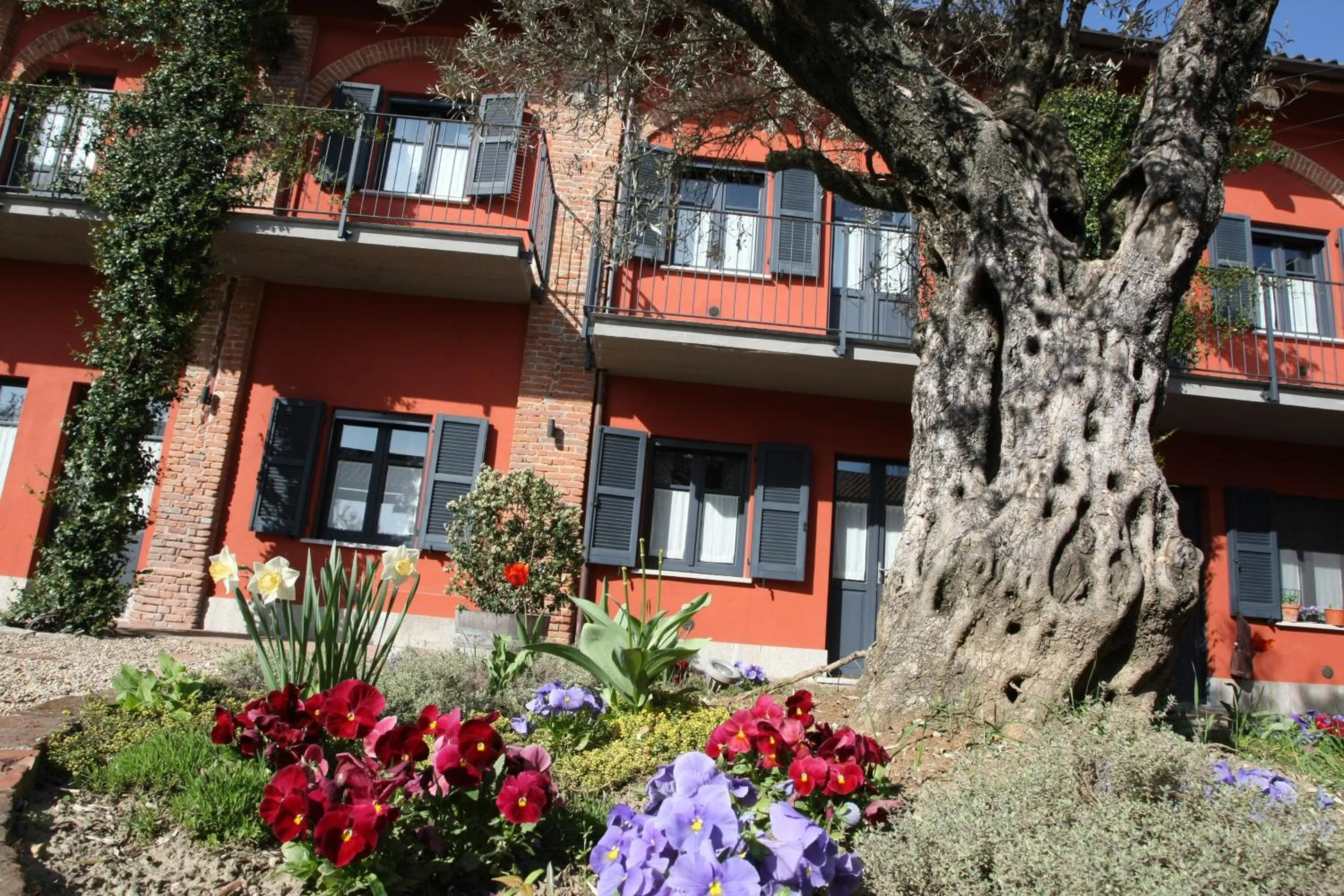 Property building in Le Serre Suites & Apartments