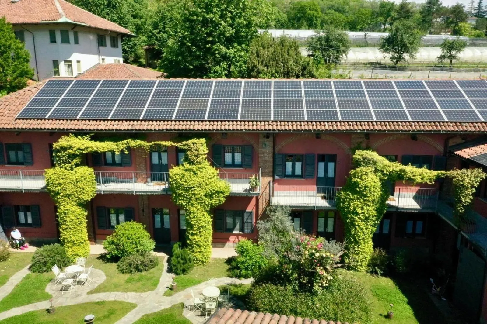 Property building in Le Serre Suites & Apartments