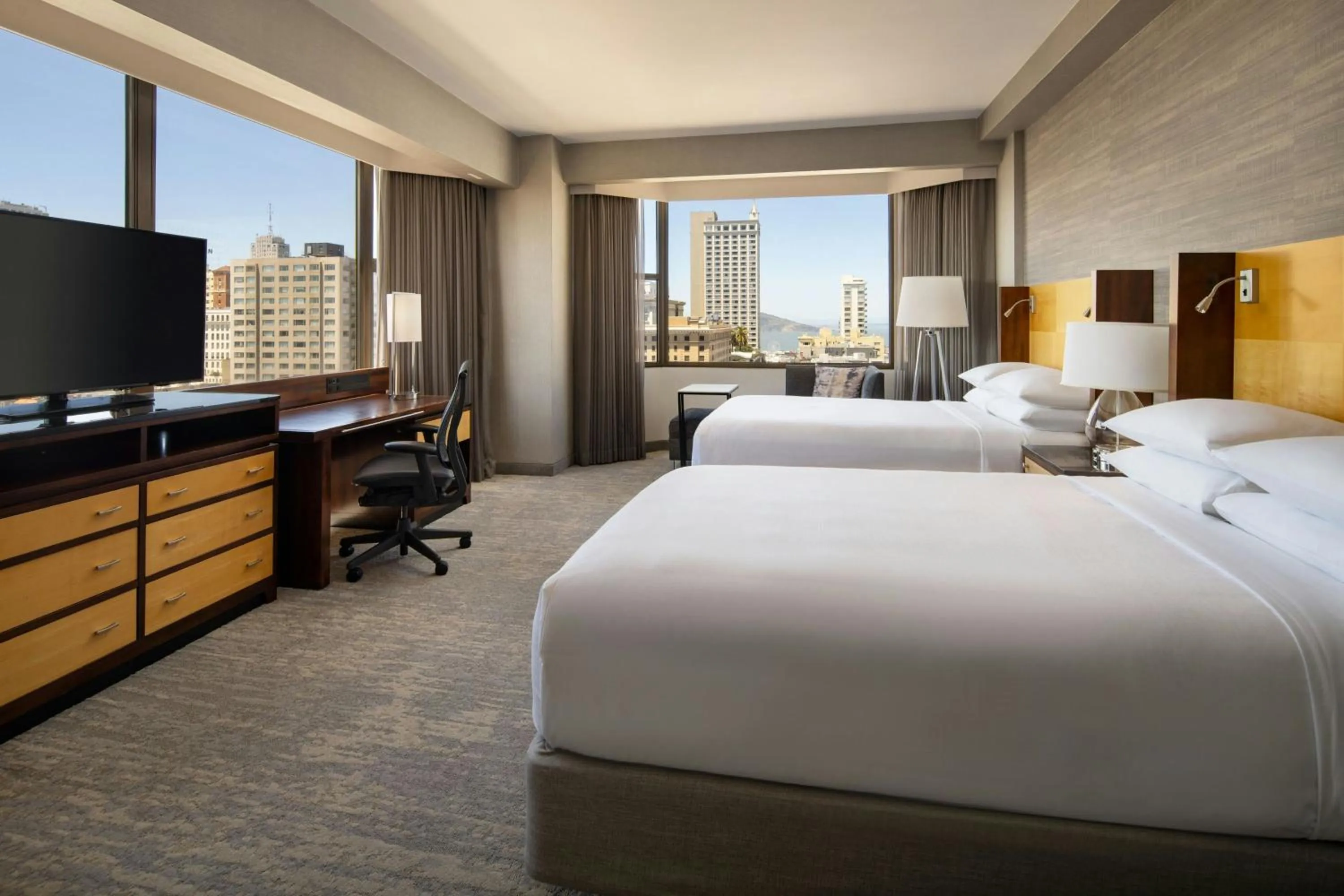Photo of the whole room, Bed in San Francisco Marriott Union Square