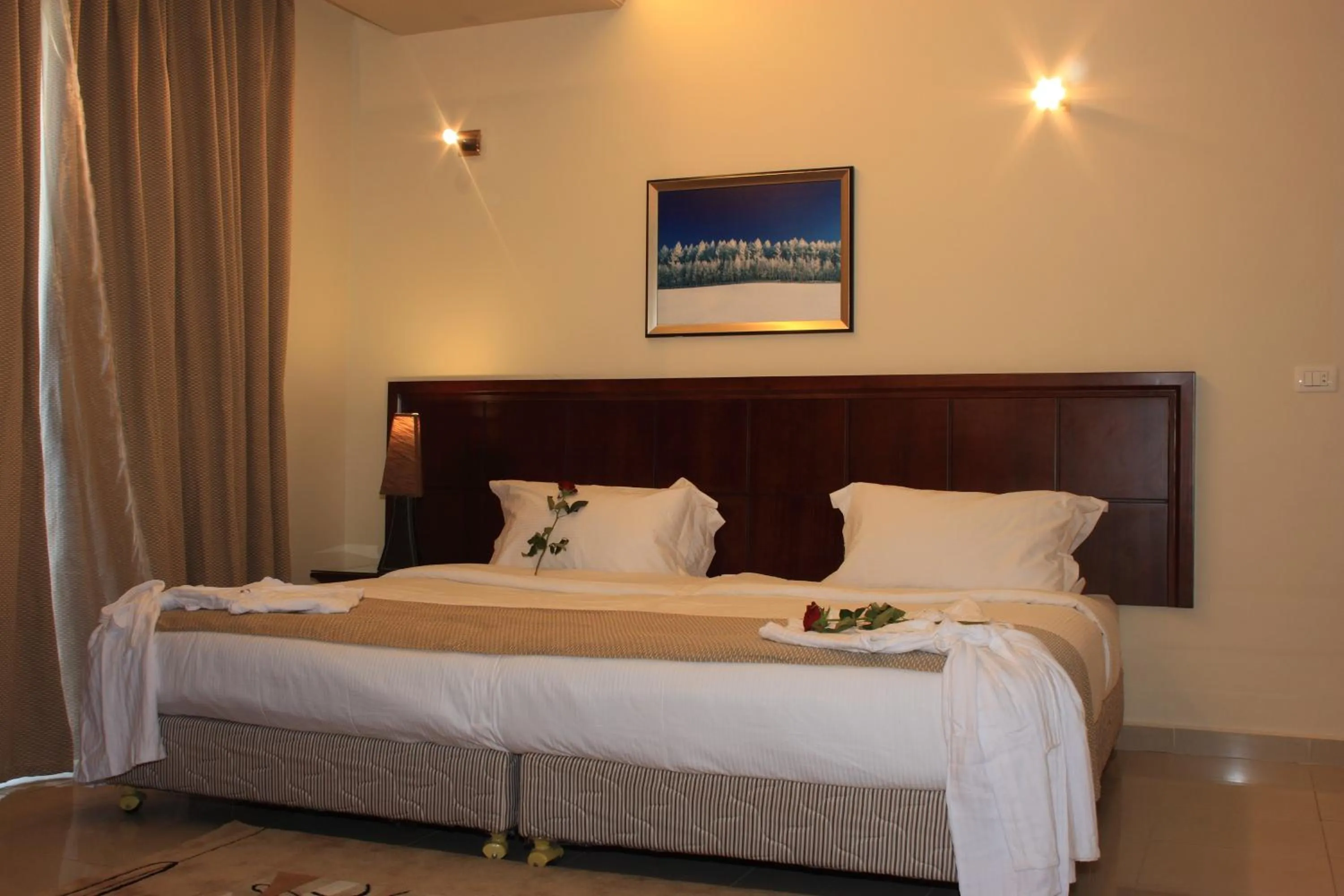 Bed in Midtown Hotel & Suites