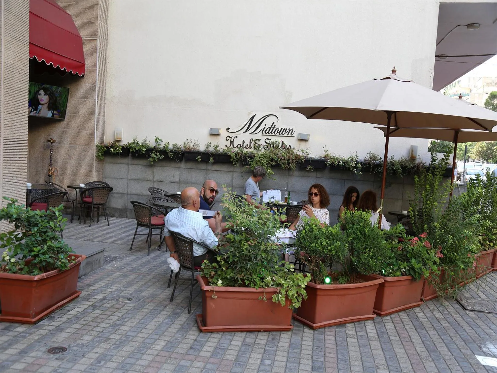 Restaurant/places to eat in Midtown Hotel & Suites