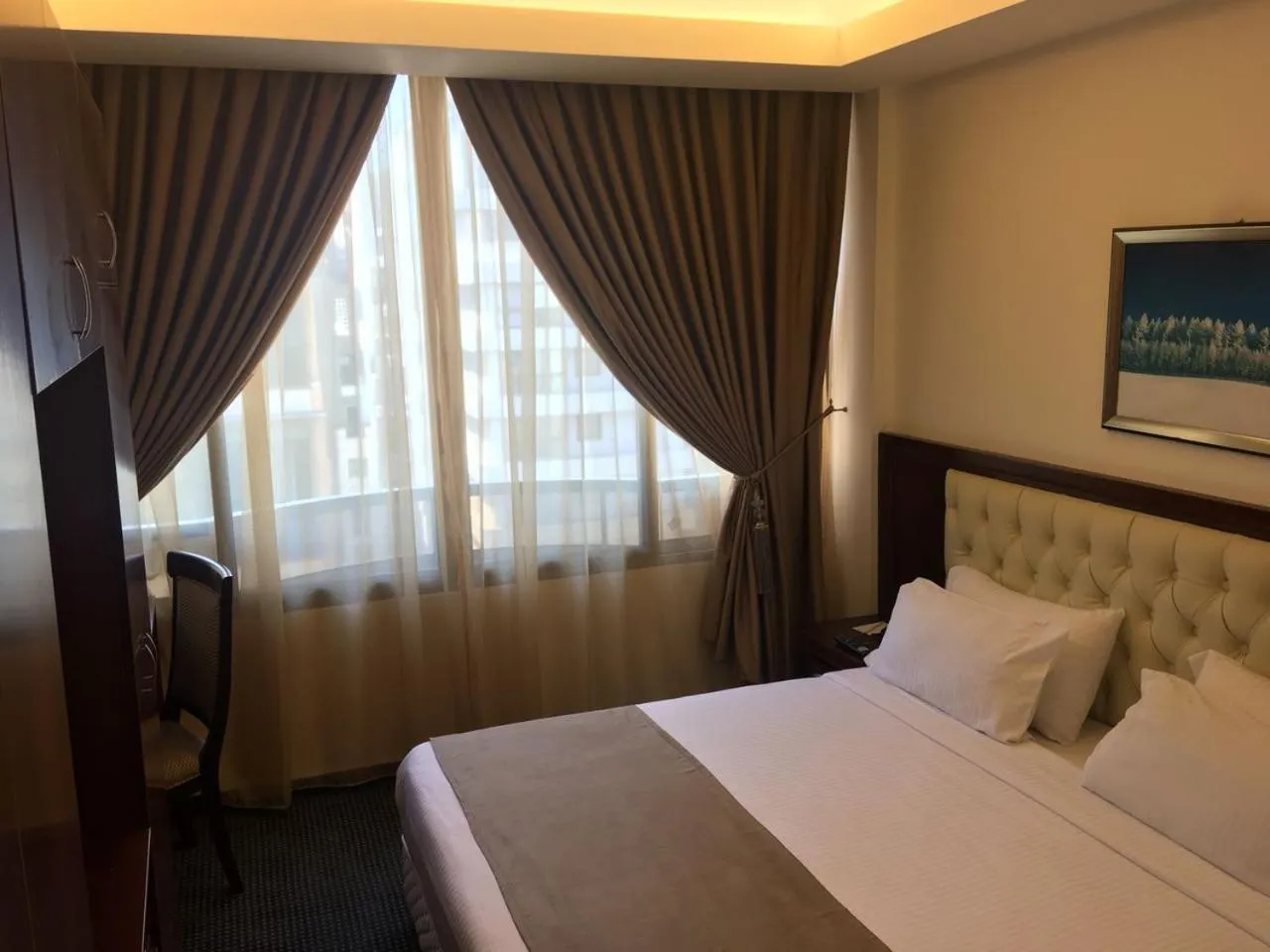 Swimming pool, Bed in Midtown Hotel & Suites