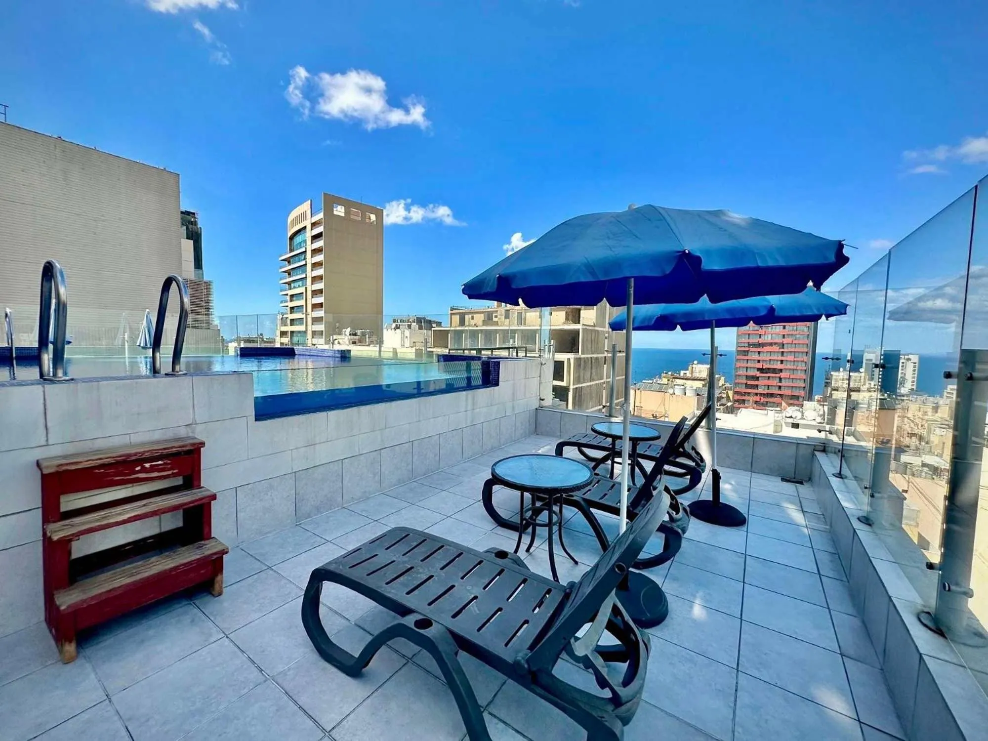 Swimming pool in Midtown Hotel & Suites