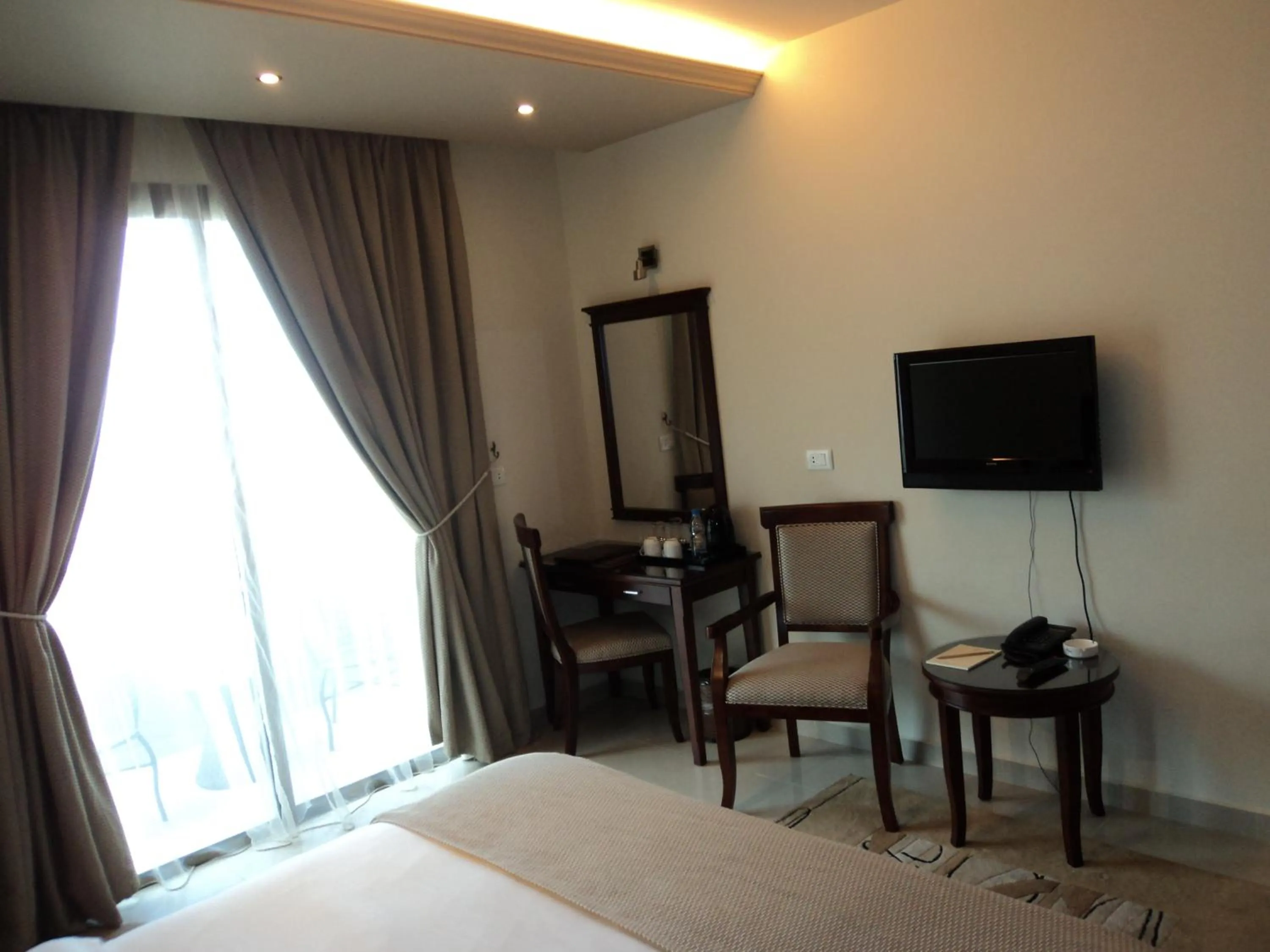 Photo of the whole room, Bed in Midtown Hotel & Suites