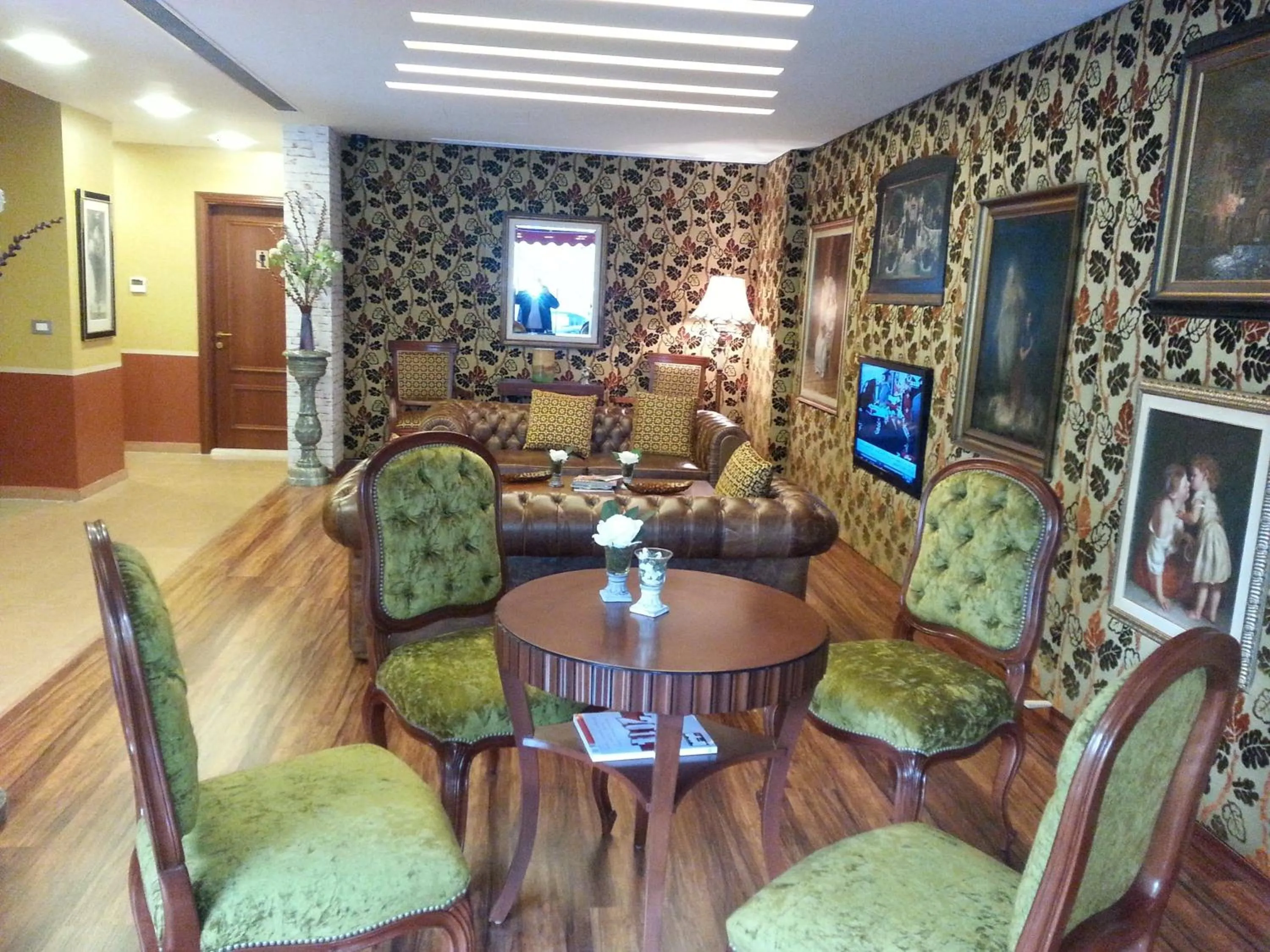 Lobby or reception in Midtown Hotel & Suites