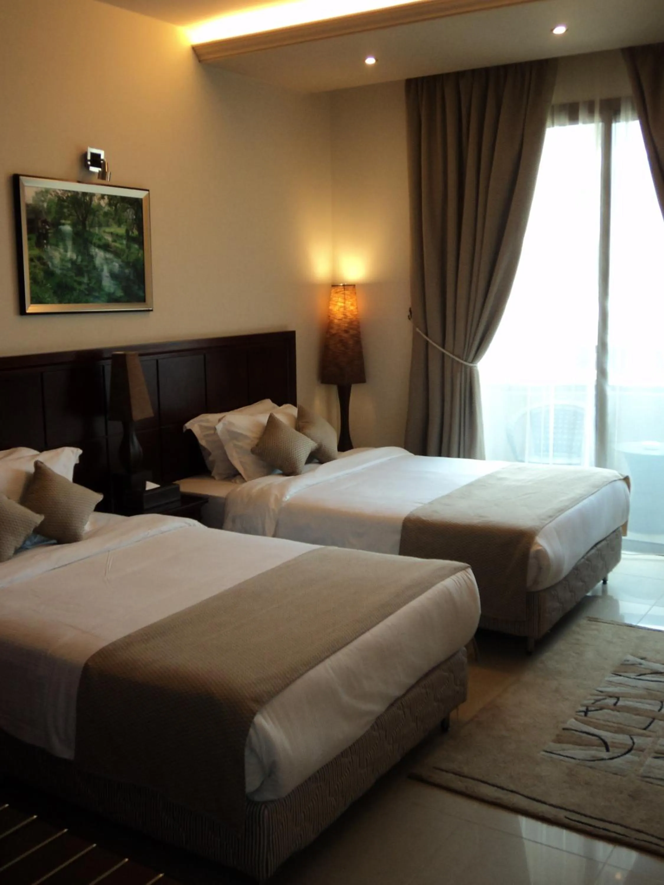 Bed in Midtown Hotel & Suites