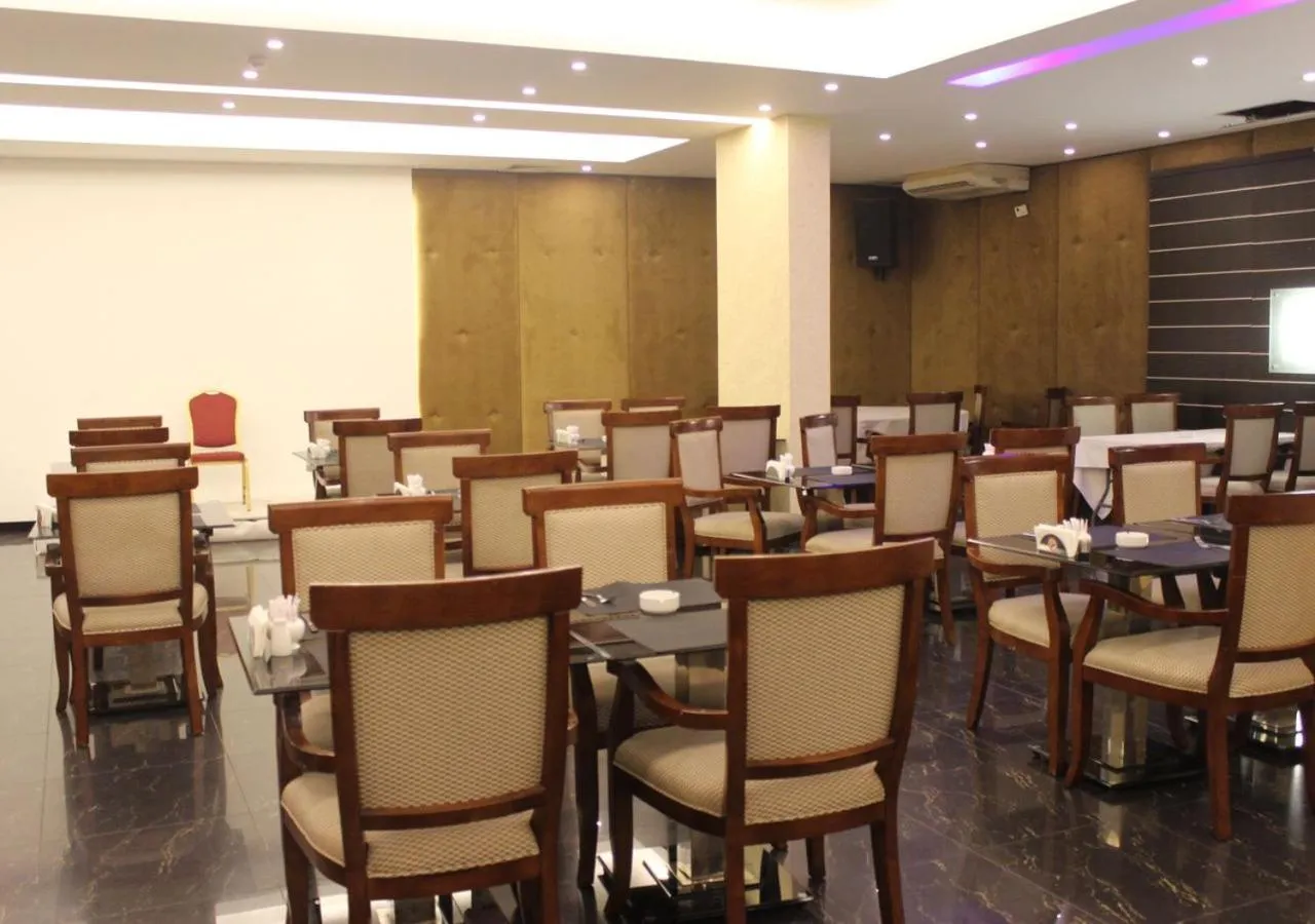 Restaurant/places to eat in Midtown Hotel & Suites