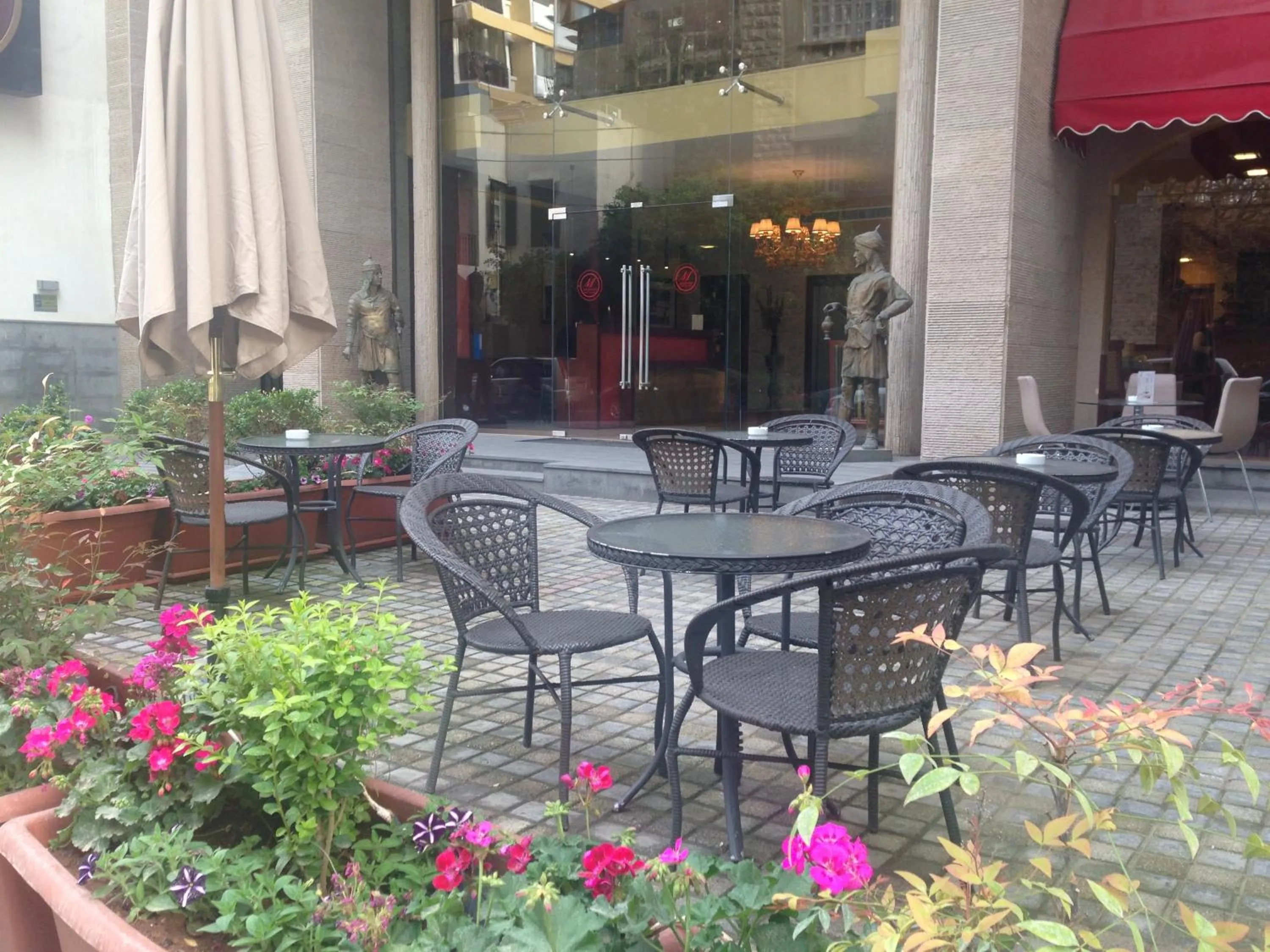 Patio in Midtown Hotel & Suites