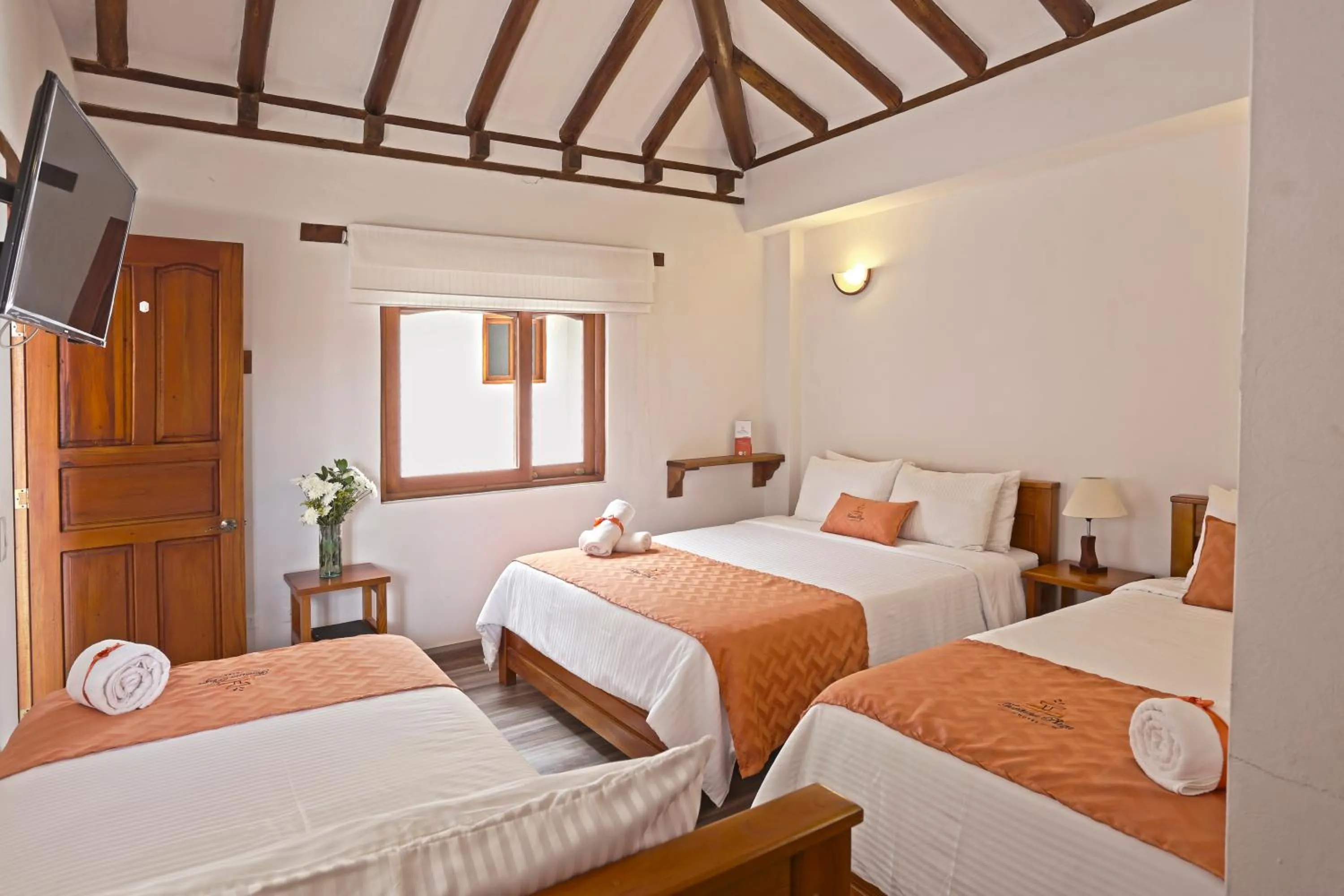 Photo of the whole room, Bed in Fontana Plaza Hotel