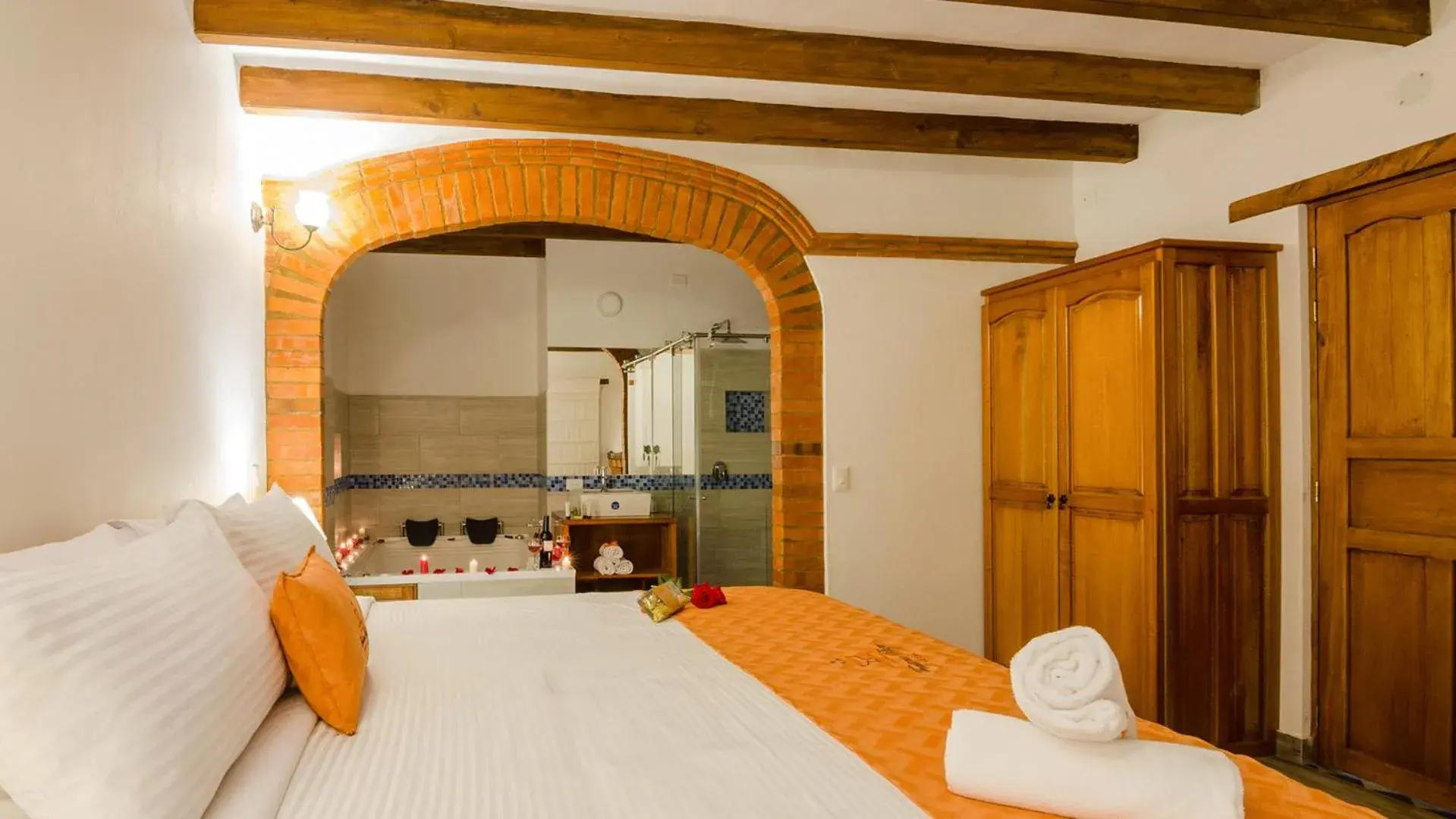 King Suite with Spa Bath in Fontana Plaza Hotel King Suite with Spa Bath in Fontana Plaza Hotel