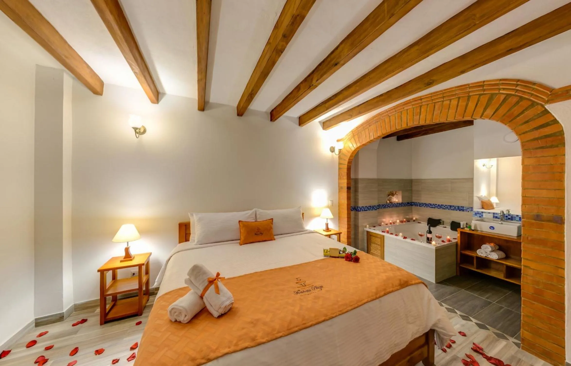 Photo of the whole room, Bed in Fontana Plaza Hotel