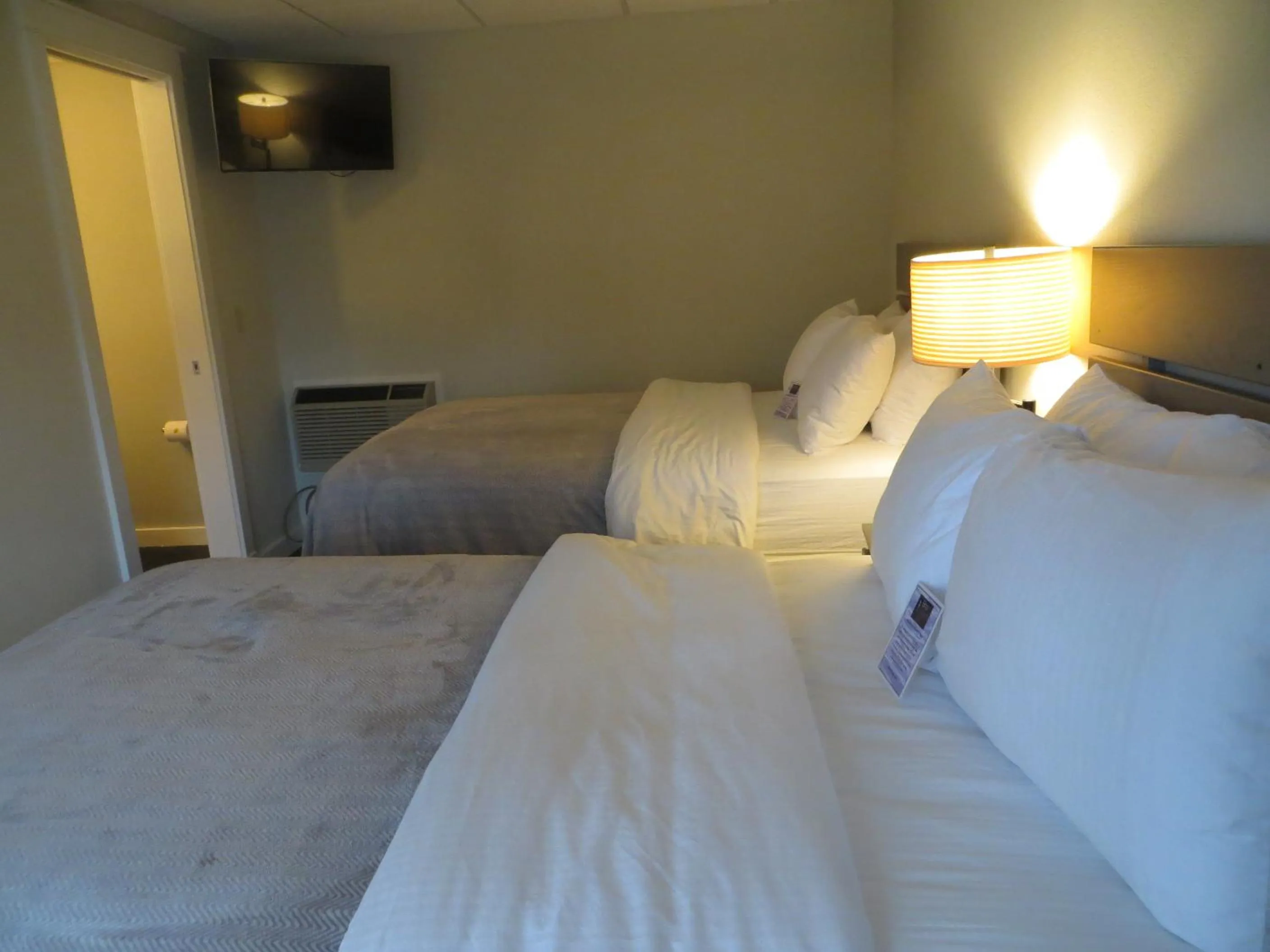 Bed in Brio Beach Inn