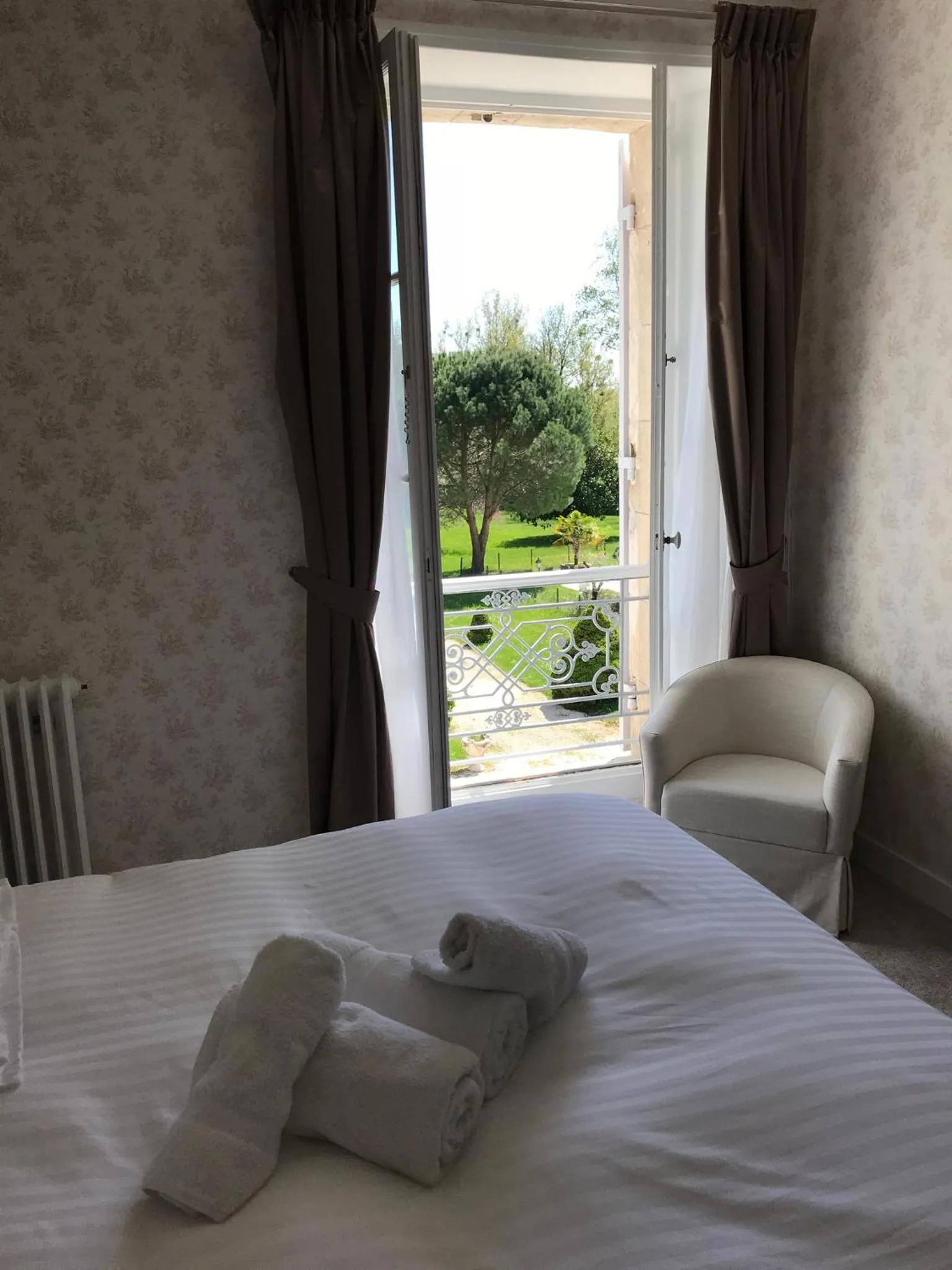 Garden view, Bed in Chambres d'hotes de Pouzelande