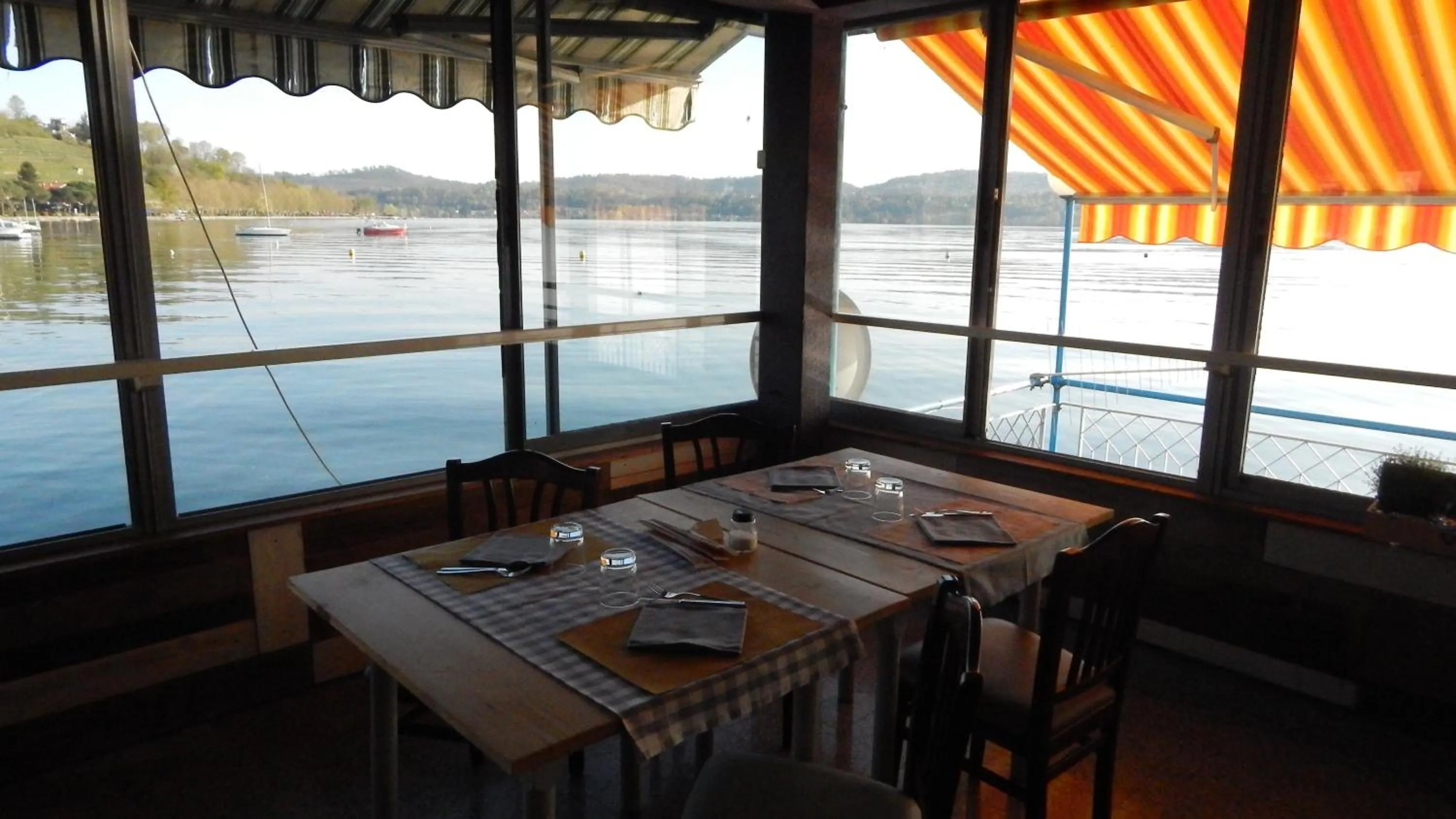 Restaurant/places to eat in Hotel Royal