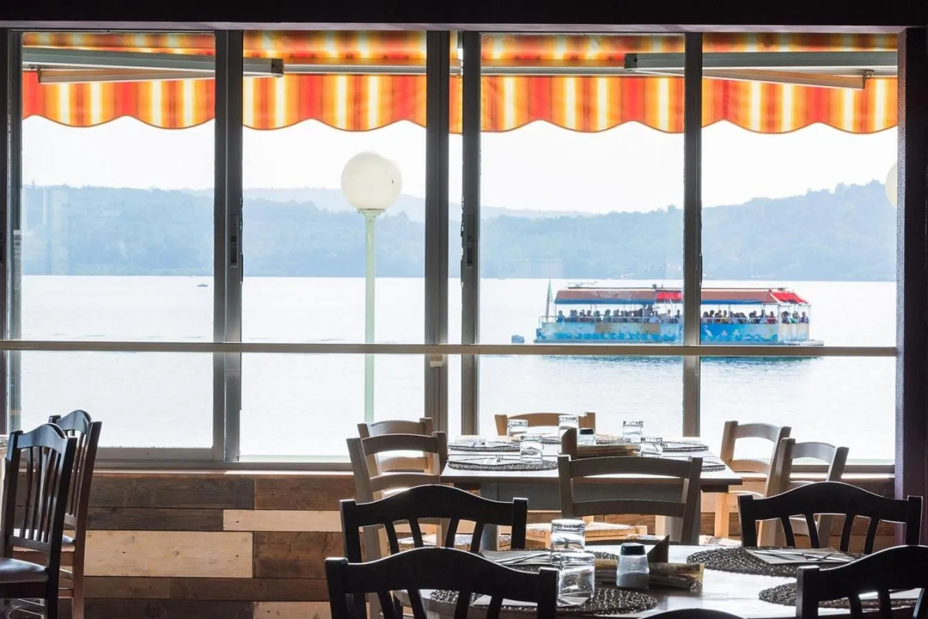 Restaurant/places to eat in Hotel Royal