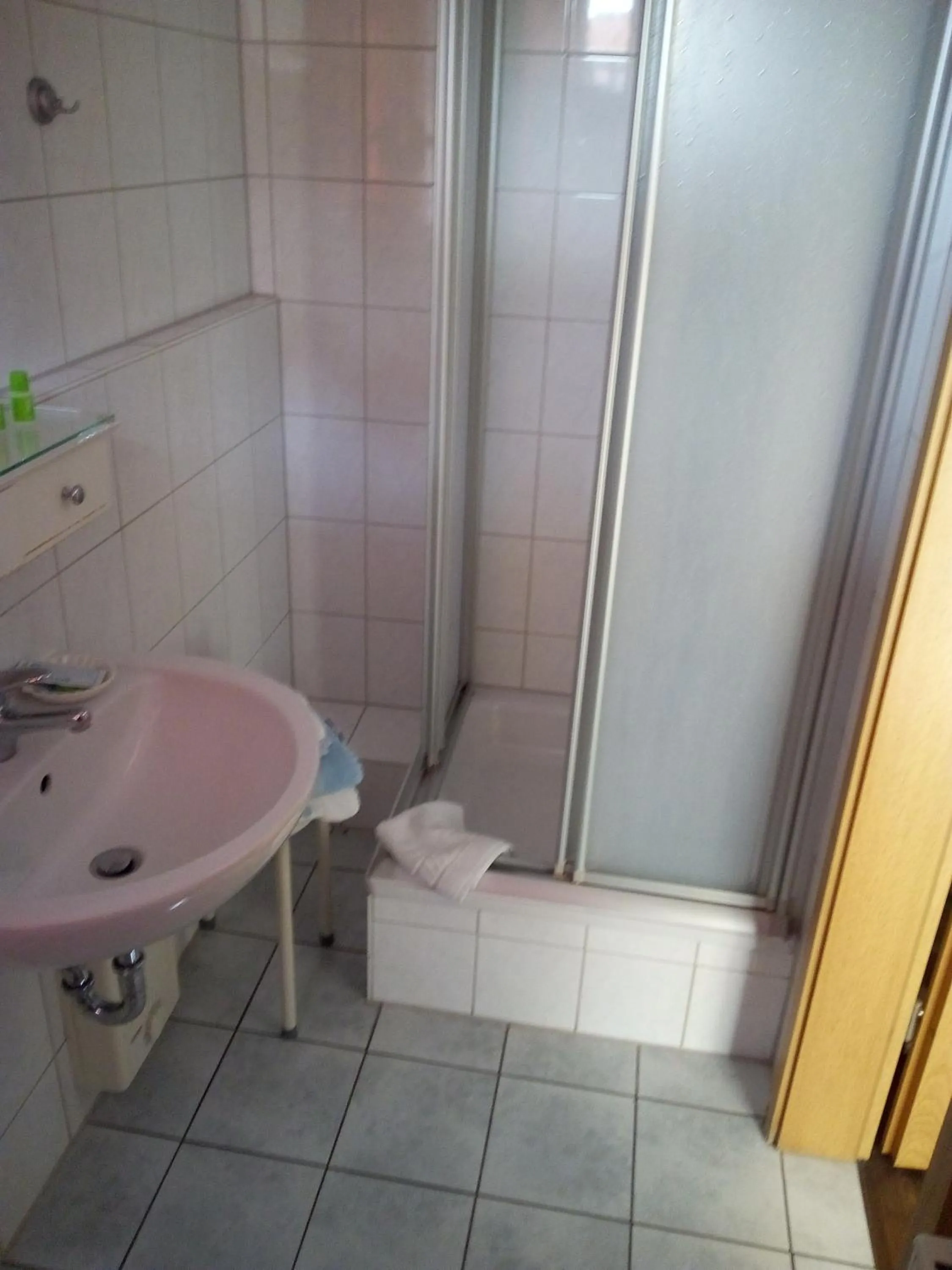 Shower in Alter Topf