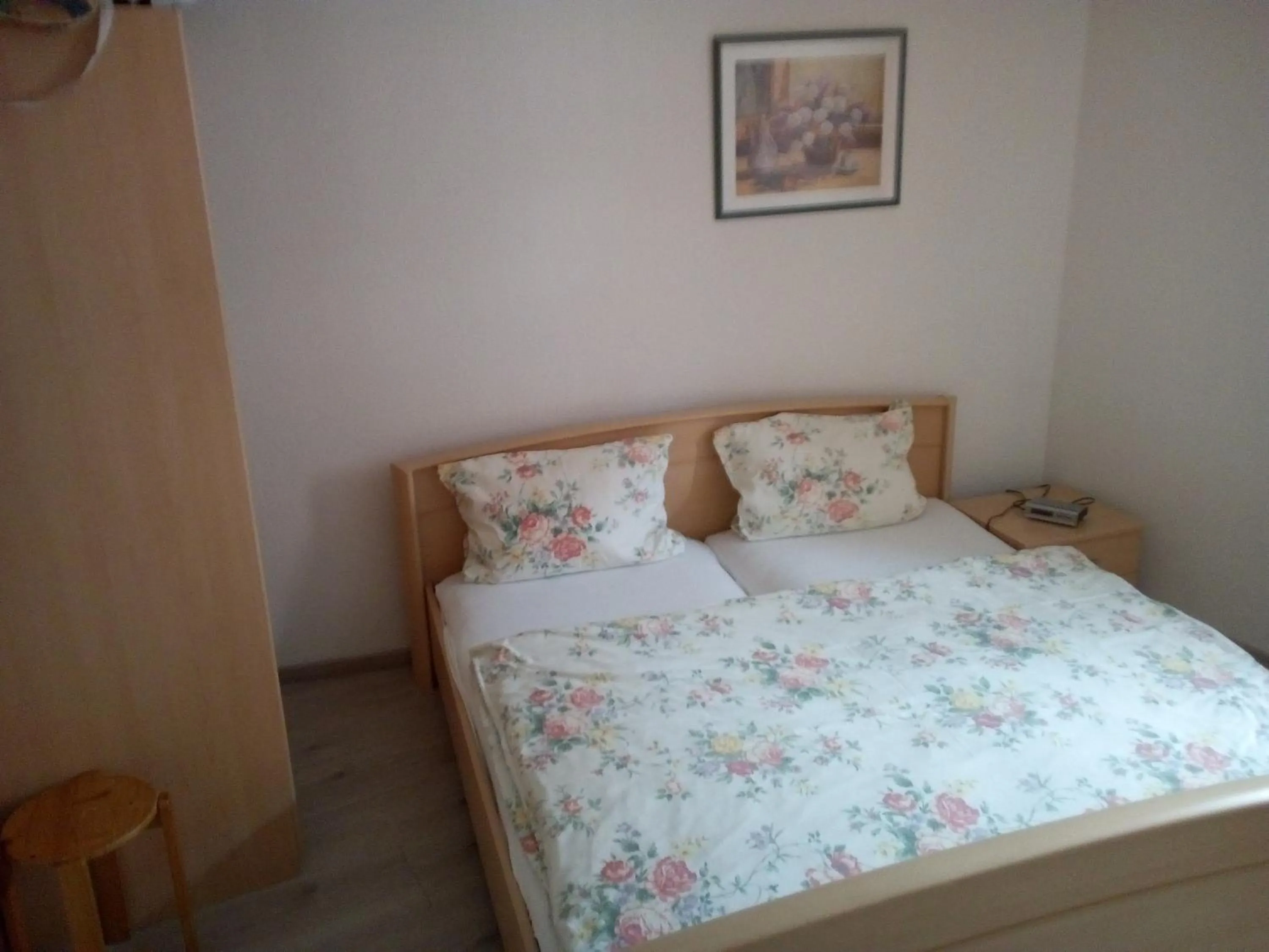 Photo of the whole room, Bed in Alter Topf